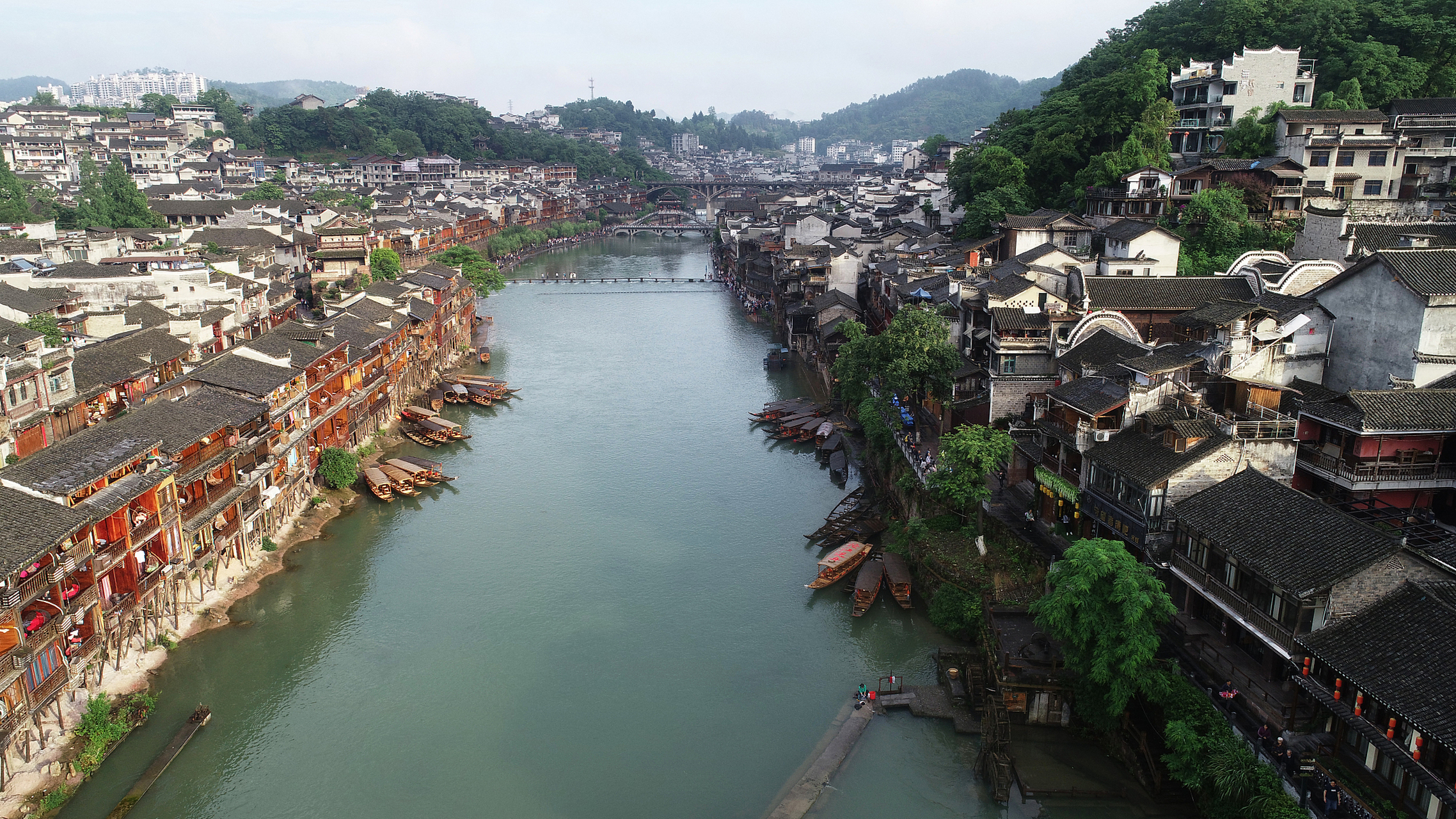 ai亚来杭州# 位于杭州的桐庐古镇,是一座拥有丰富历史文化的古老小 