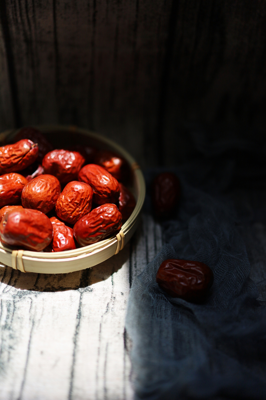 新郑红枣的渊源 新郑红枣又名鸡心大枣,鸡心枣,是河南省郑州市新郑市