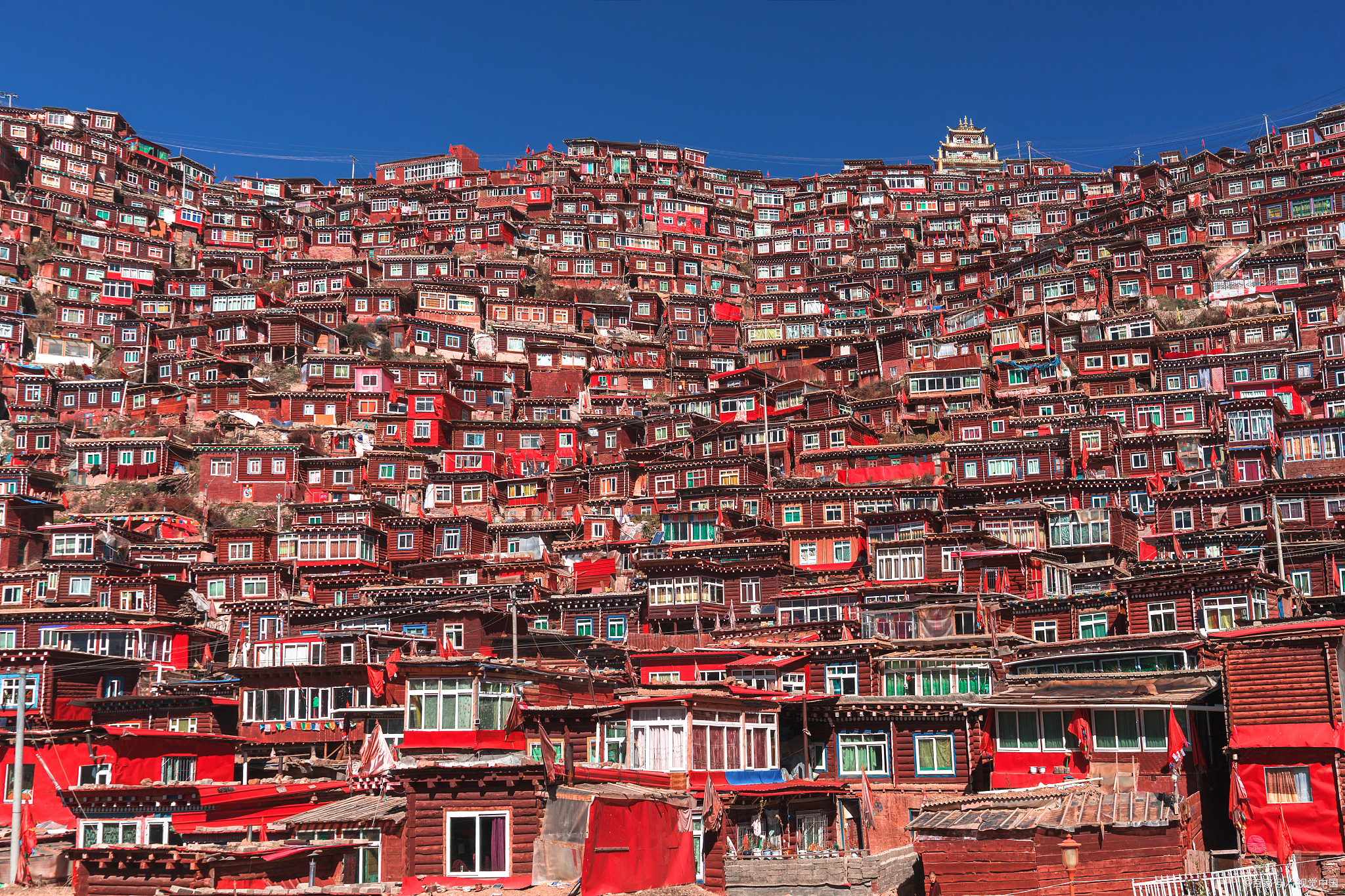 全球两处著名的红房子建筑群:捷克布拉格古堡,中国四川色达佛院