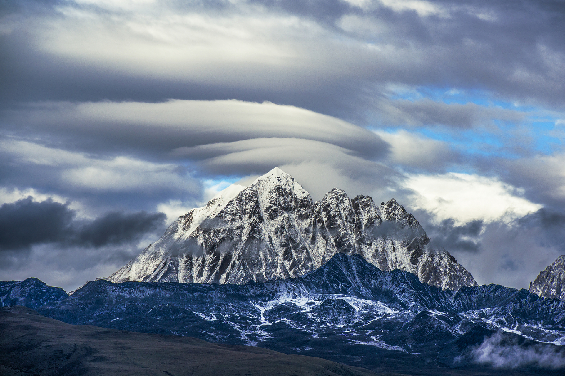 每当清晨的阳光洒满山峰,那金色的光芒仿佛是神山的恩赐,给予了人们新