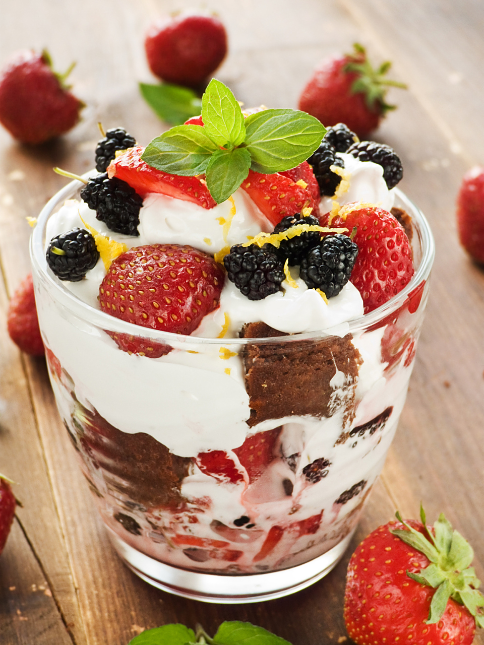 奥利奥草莓酸奶杯