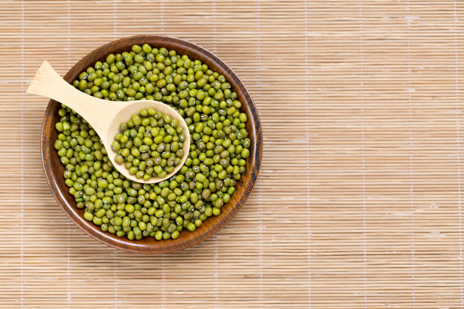 绿豆:防治冠心病  绿豆具有降低血脂,保护心脏,防治冠心病的防病养生