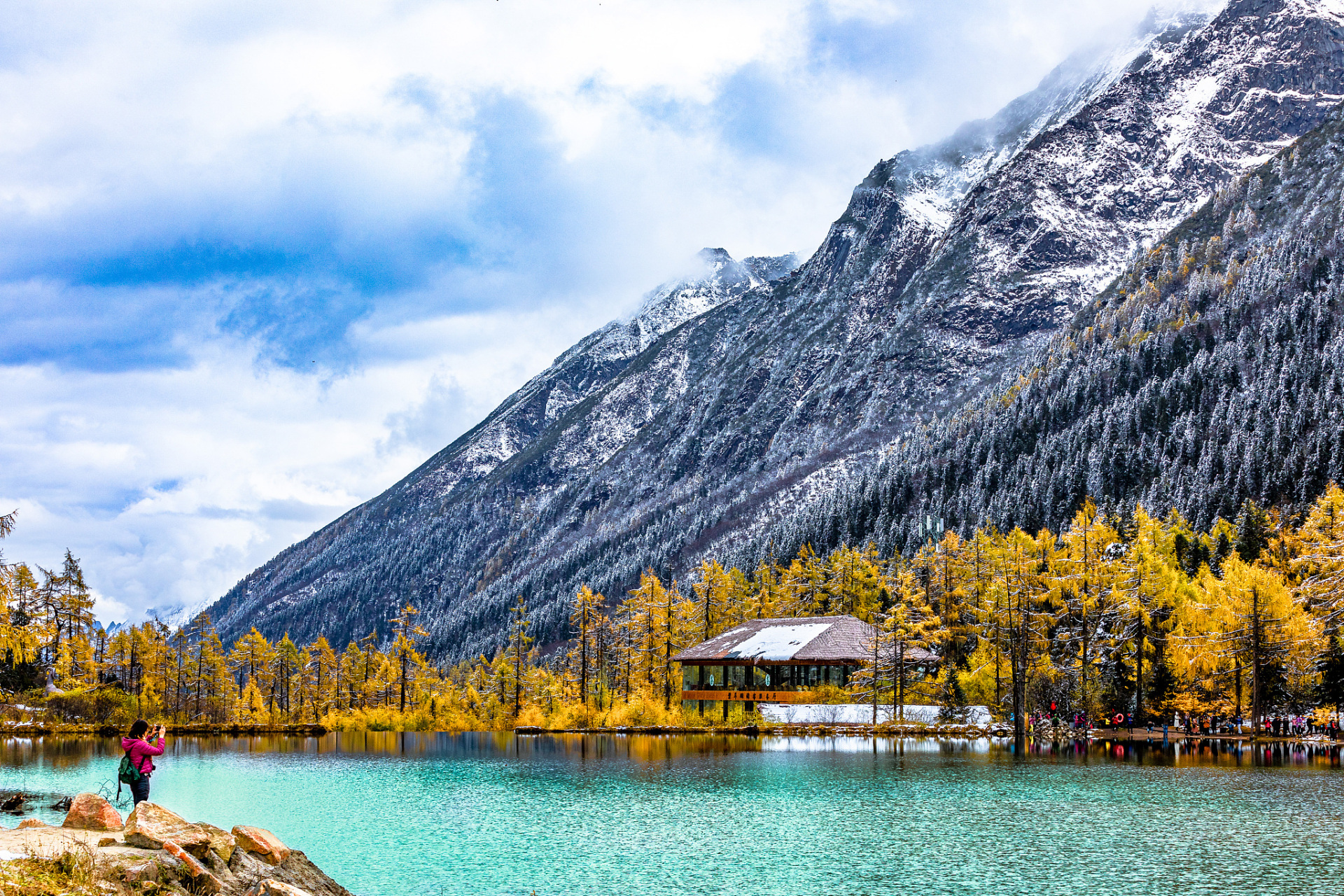海螺沟景区位于青藏高原东南缘,贡嘎山东坡,是"蜀山之王"贡嘎山的问鼎