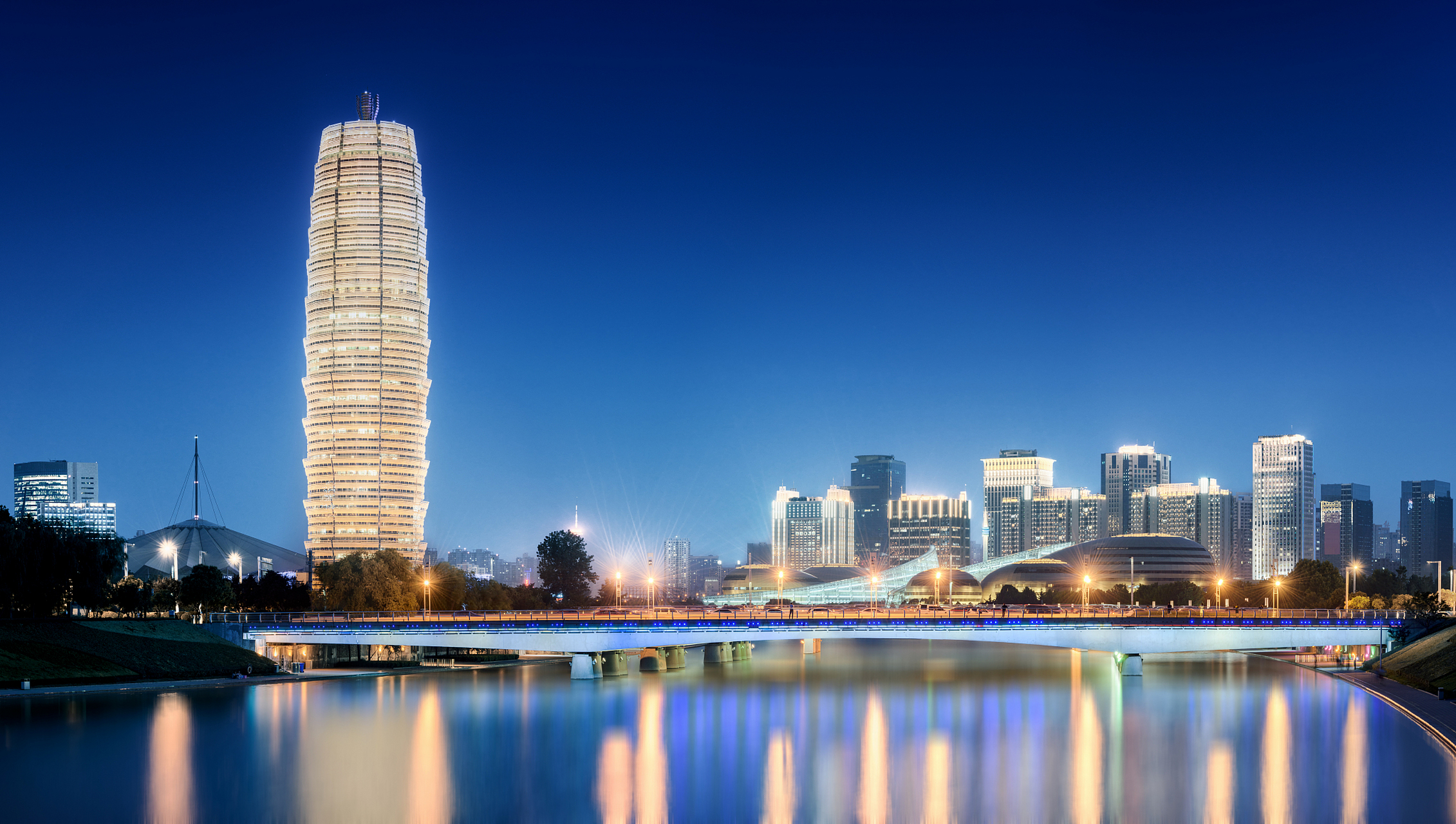 郑州,这座位于中原腹地的城市,有着独特的魅力.