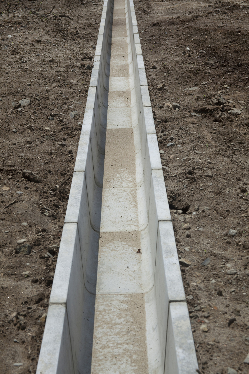 流水槽模具中的矩形槽模具尺寸一般较大,所以选择塑料作为制作矩形槽