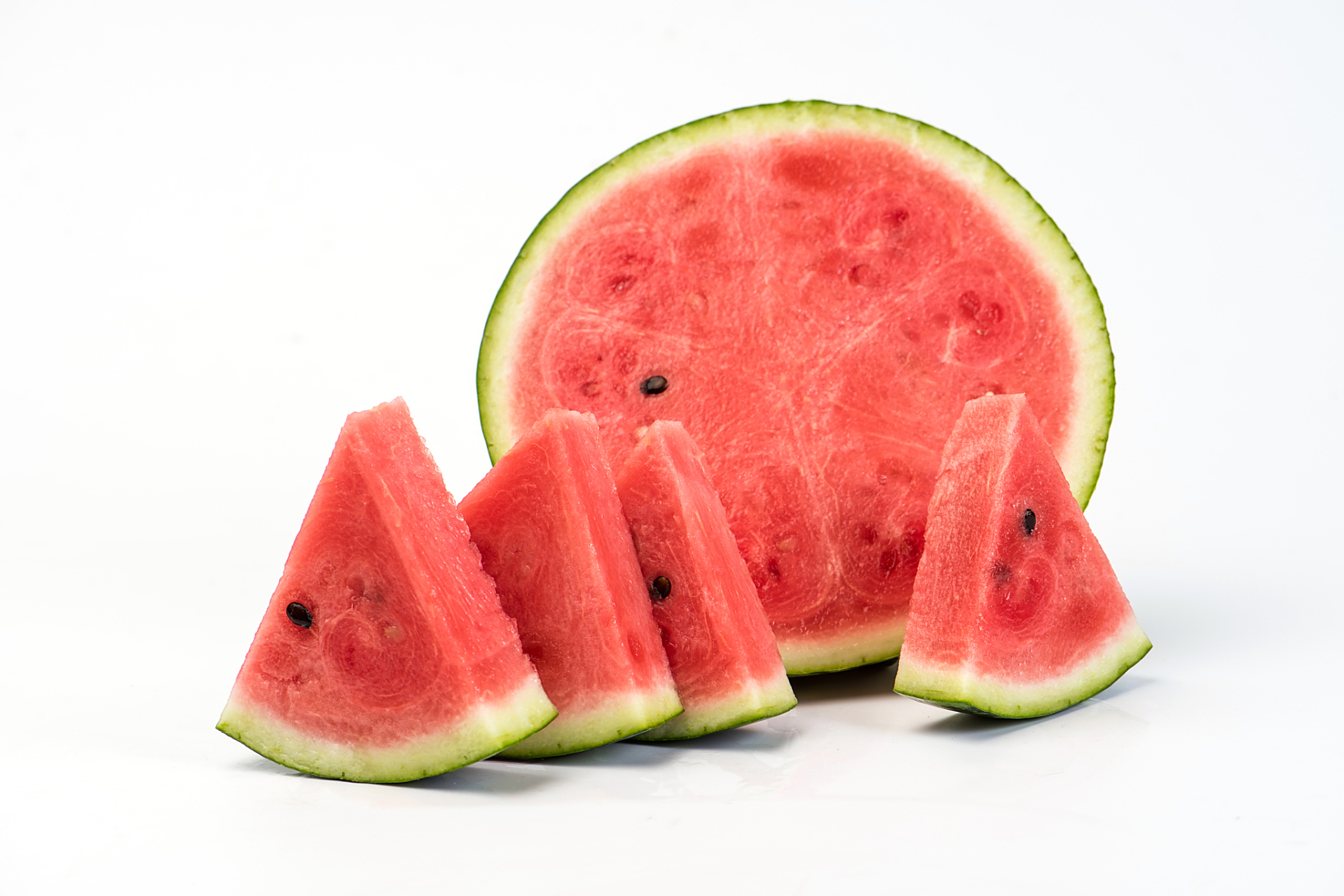 西瓜冰镇后,吃起来感觉会更甜.