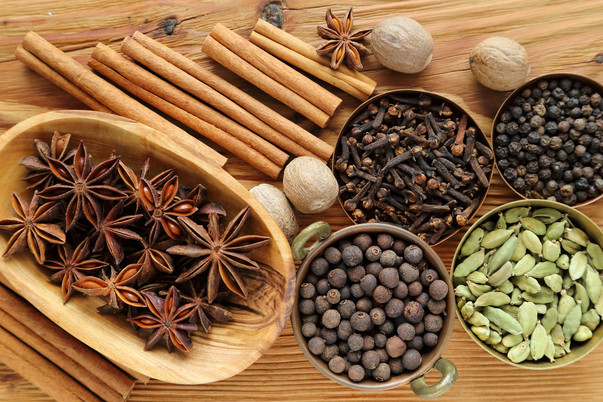 要保持花椒,大料,香叶,干辣椒,茴香和桂皮这类干货调料的品质,防潮和