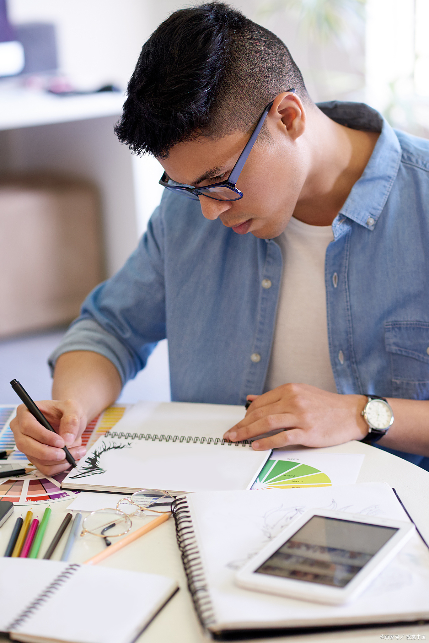 长期伏案工作的设计师常常被颈椎疼痛困扰,这其实是肌肉劳损和颈椎