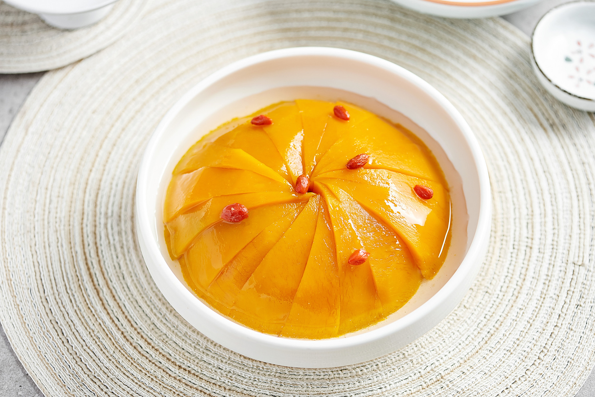 百合蒸南瓜是一道美味健康的甜品,它不仅口感鲜美,而且具有润肺止咳