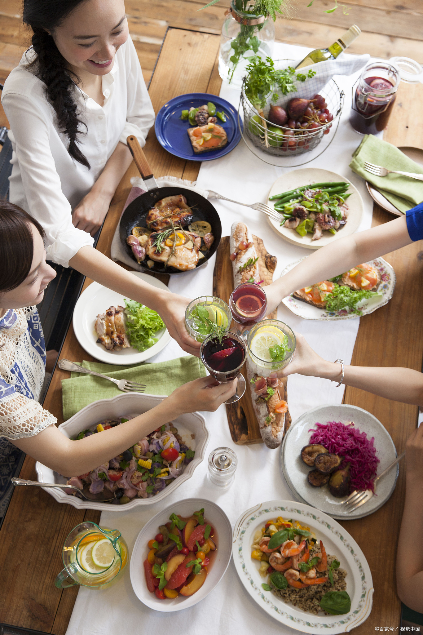 今天我组织的同学聚会,来了 60 个同学,正好 6 桌.