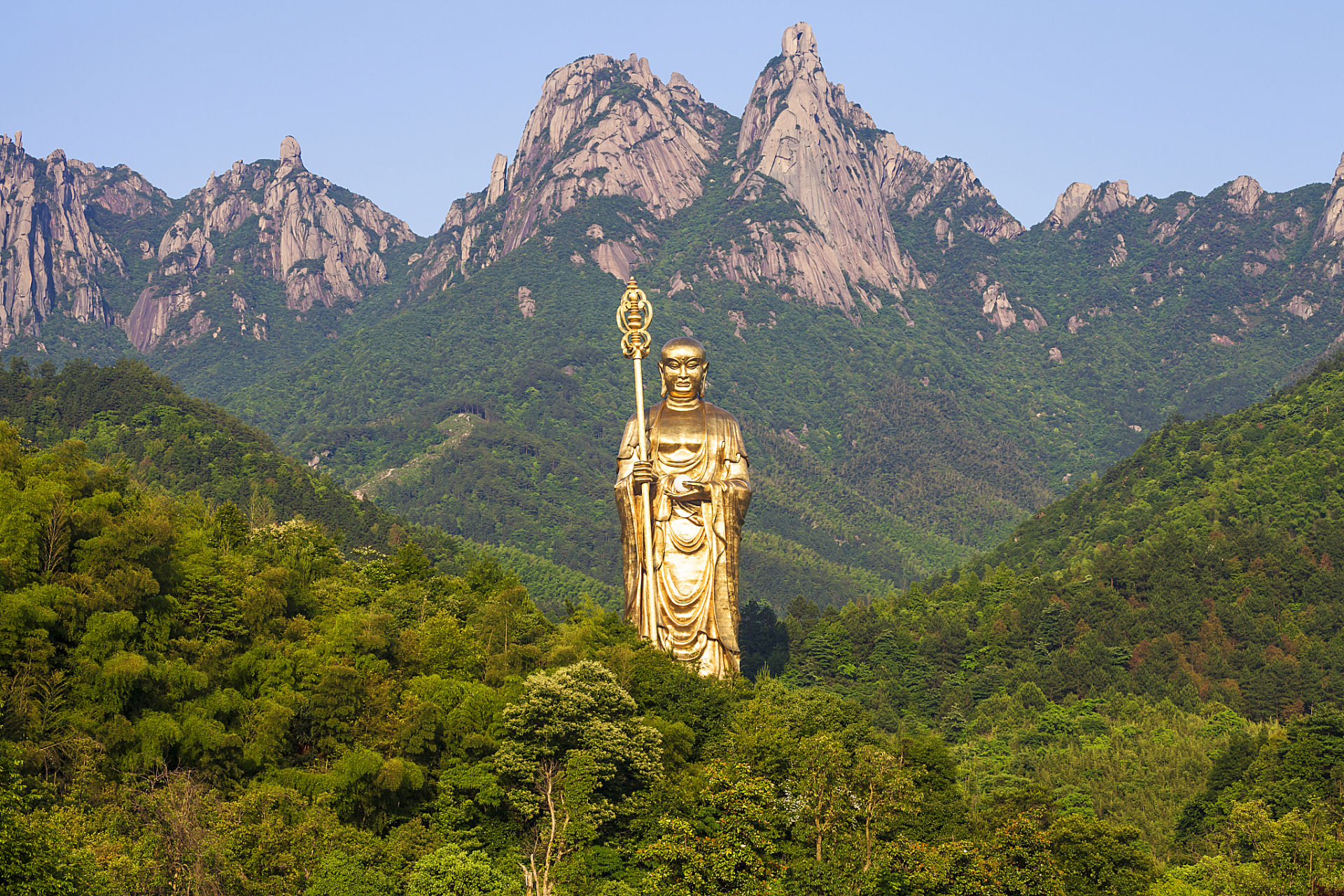 九华山佛教文化之旅  九华山,中国四大佛教名山之一,以其深厚的佛教