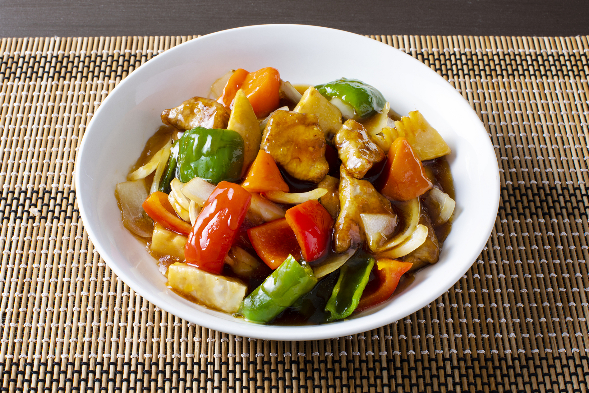 地三鲜是一道非常经典的东北菜,它是由土豆,茄子和青椒这三种蔬菜制作