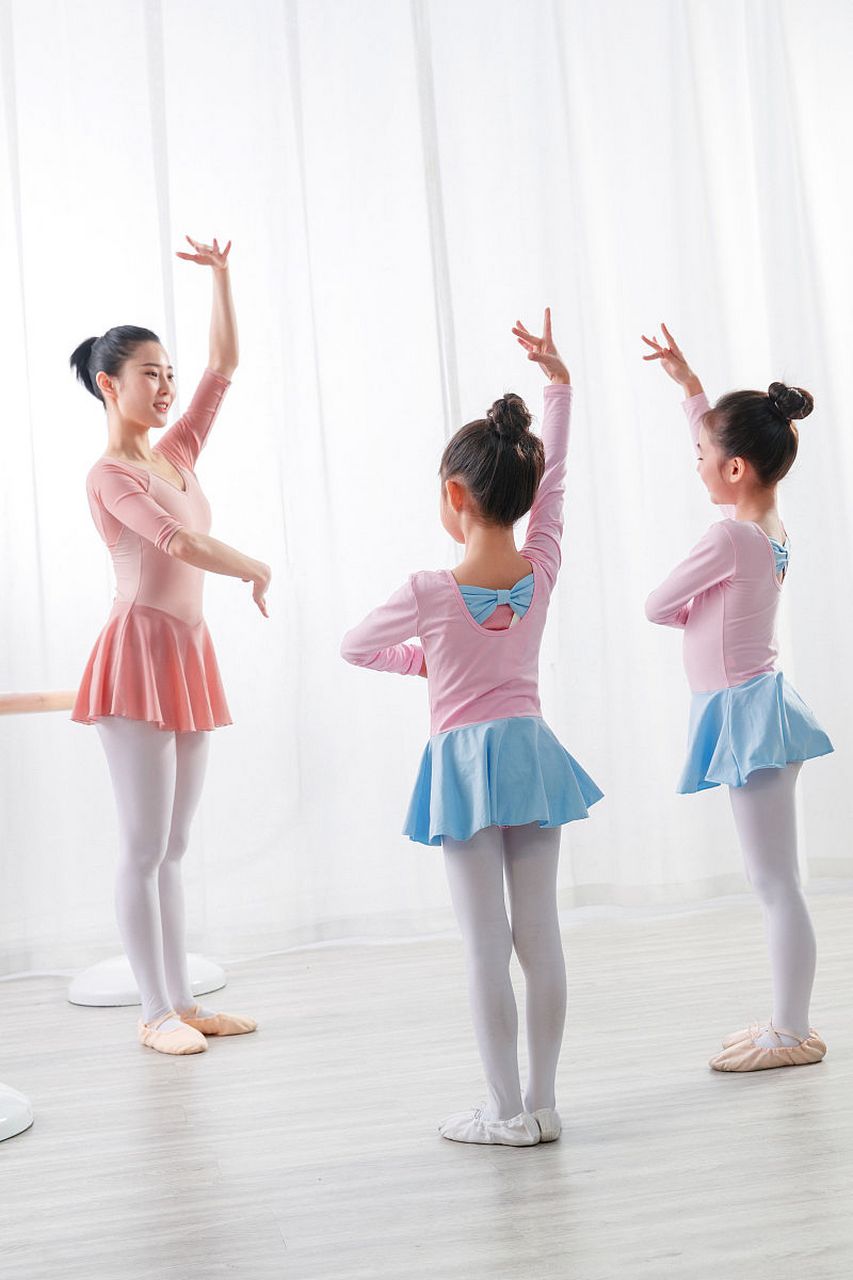 即兴舞蹈是幼儿的一种普遍行为,它是幼儿生理发展特点与心理发展水平