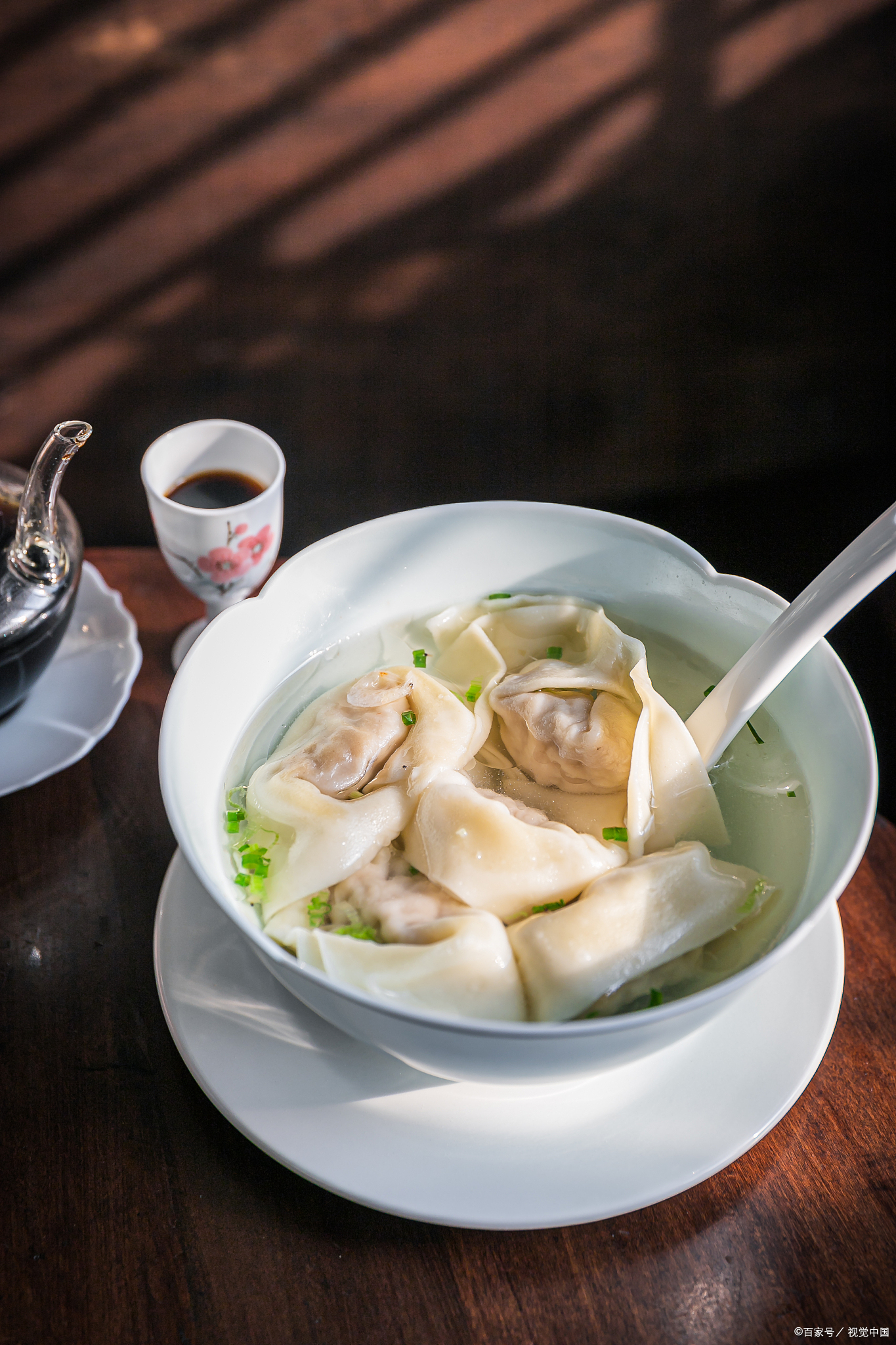 馄饨是一种以猪肉,虾仁,蔬菜等为主要原料的传统小吃,其制作工艺精细