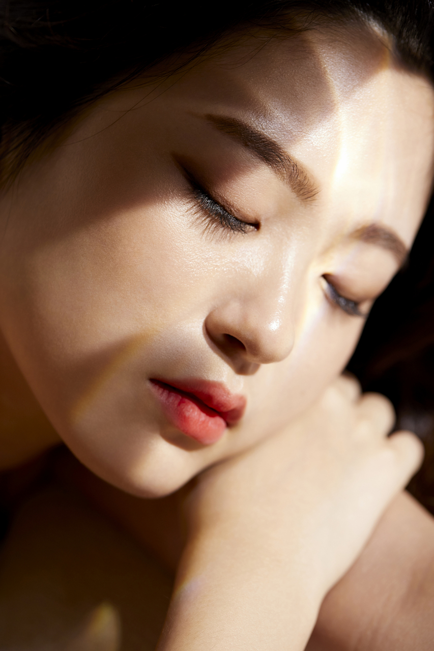 女性情感解析# 爱情是一场无声的交流,女人在恋爱中用眼神传递着深 