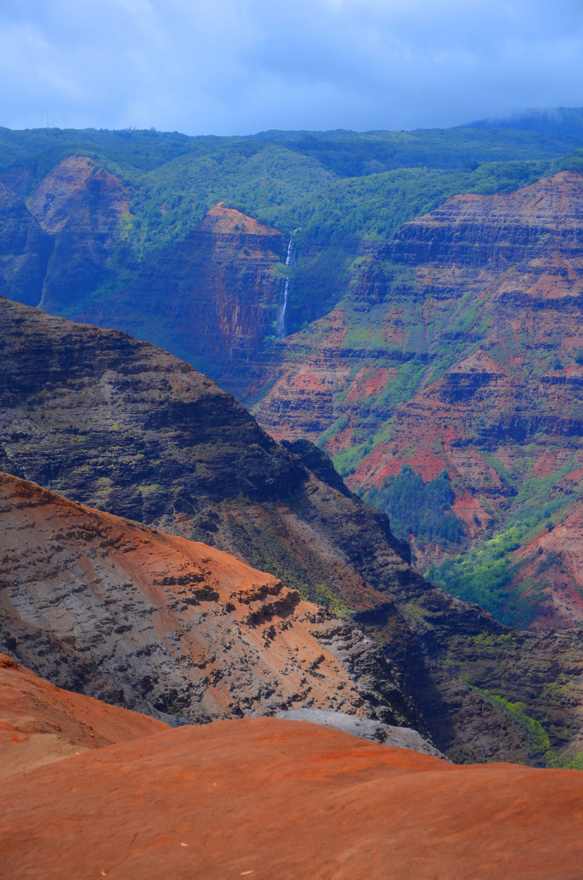 它是世界上最长的地理裂谷之一,绵延约6,000公里,它横跨东非,涵盖了