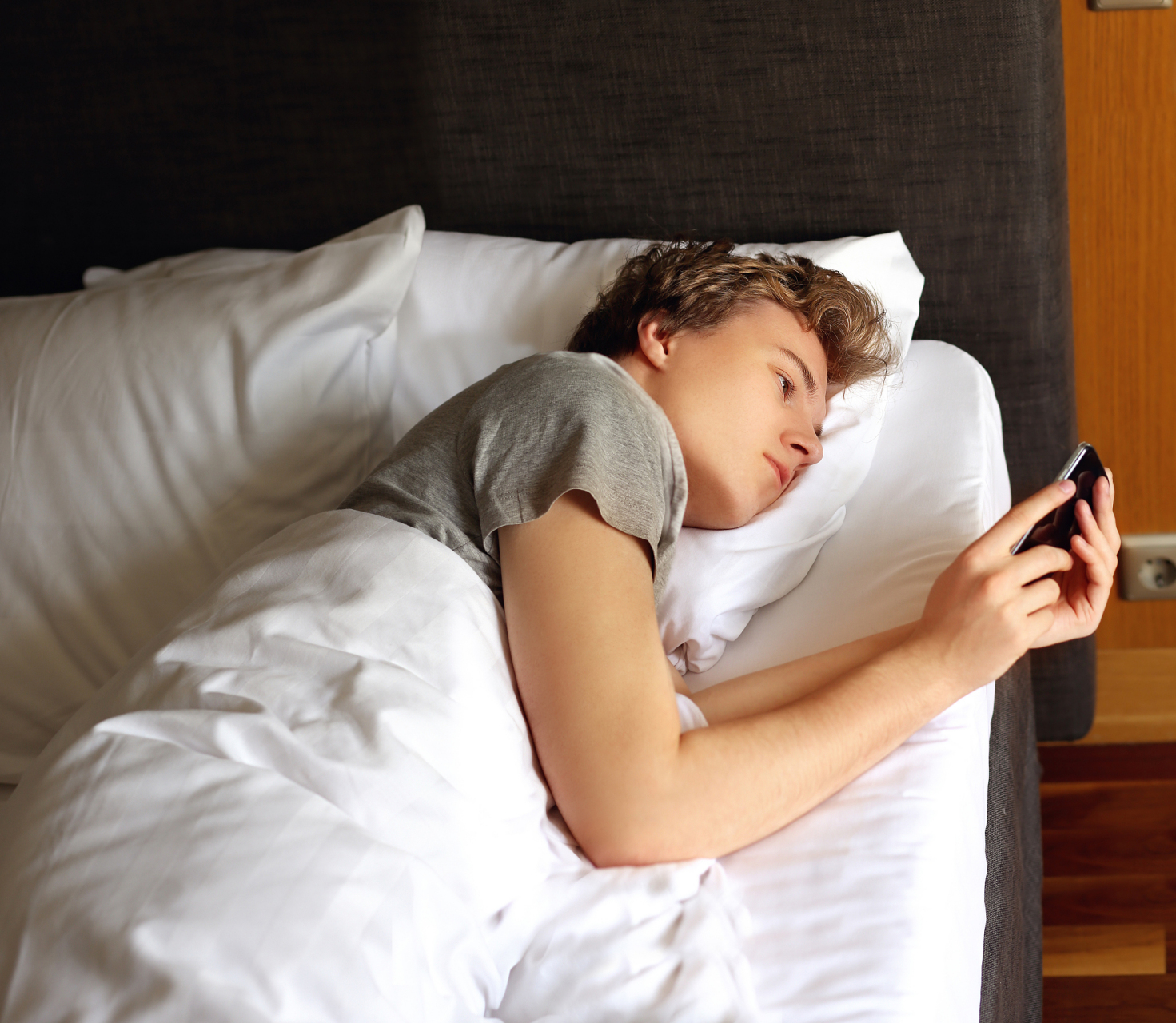 乐享周末分享吧# 你是否想过,长时间侧躺玩手机竟然会导致眼睛短暂