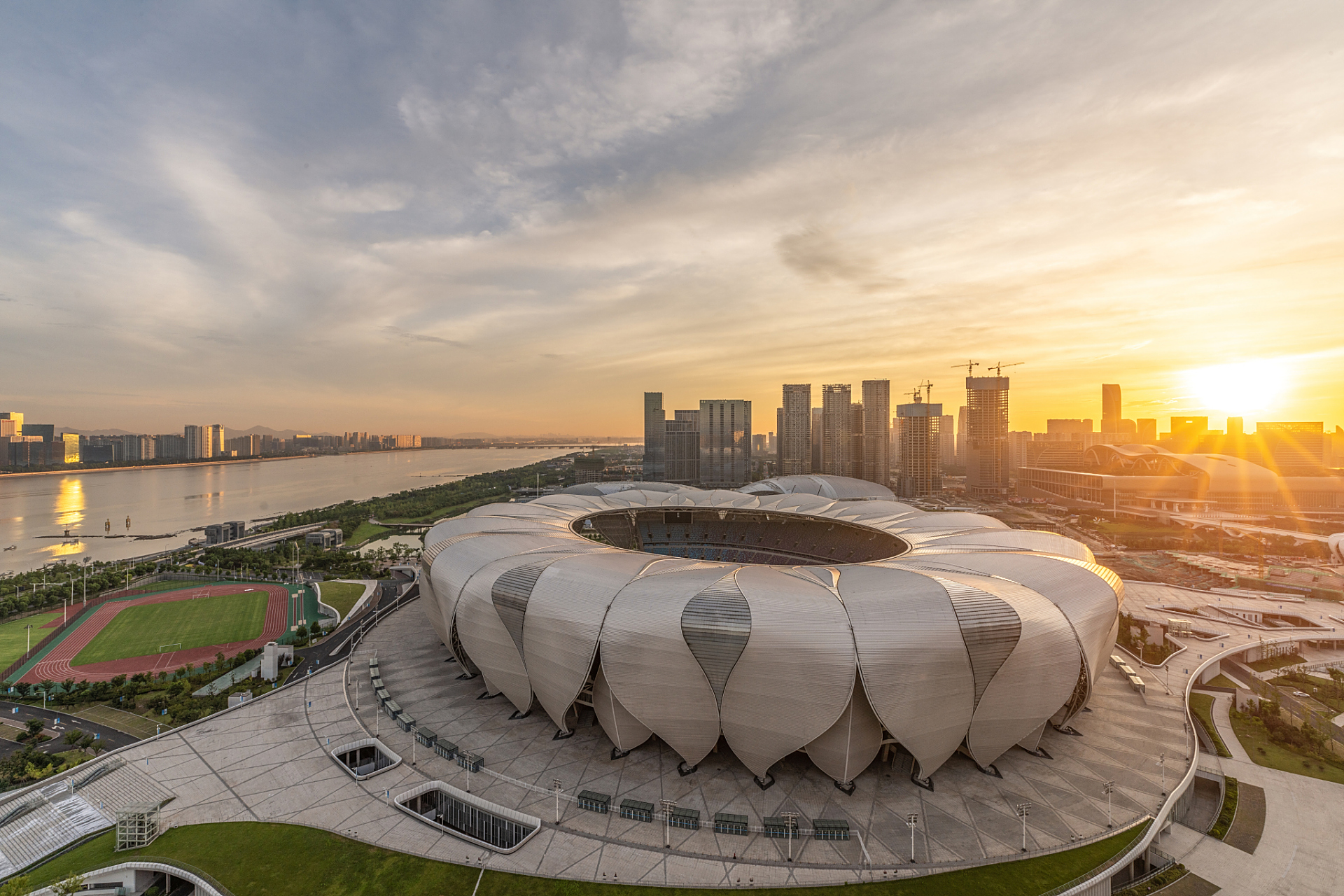 杭州奥体中心是杭州亚运会的主要场馆之一,也是一座现代化的综合体育