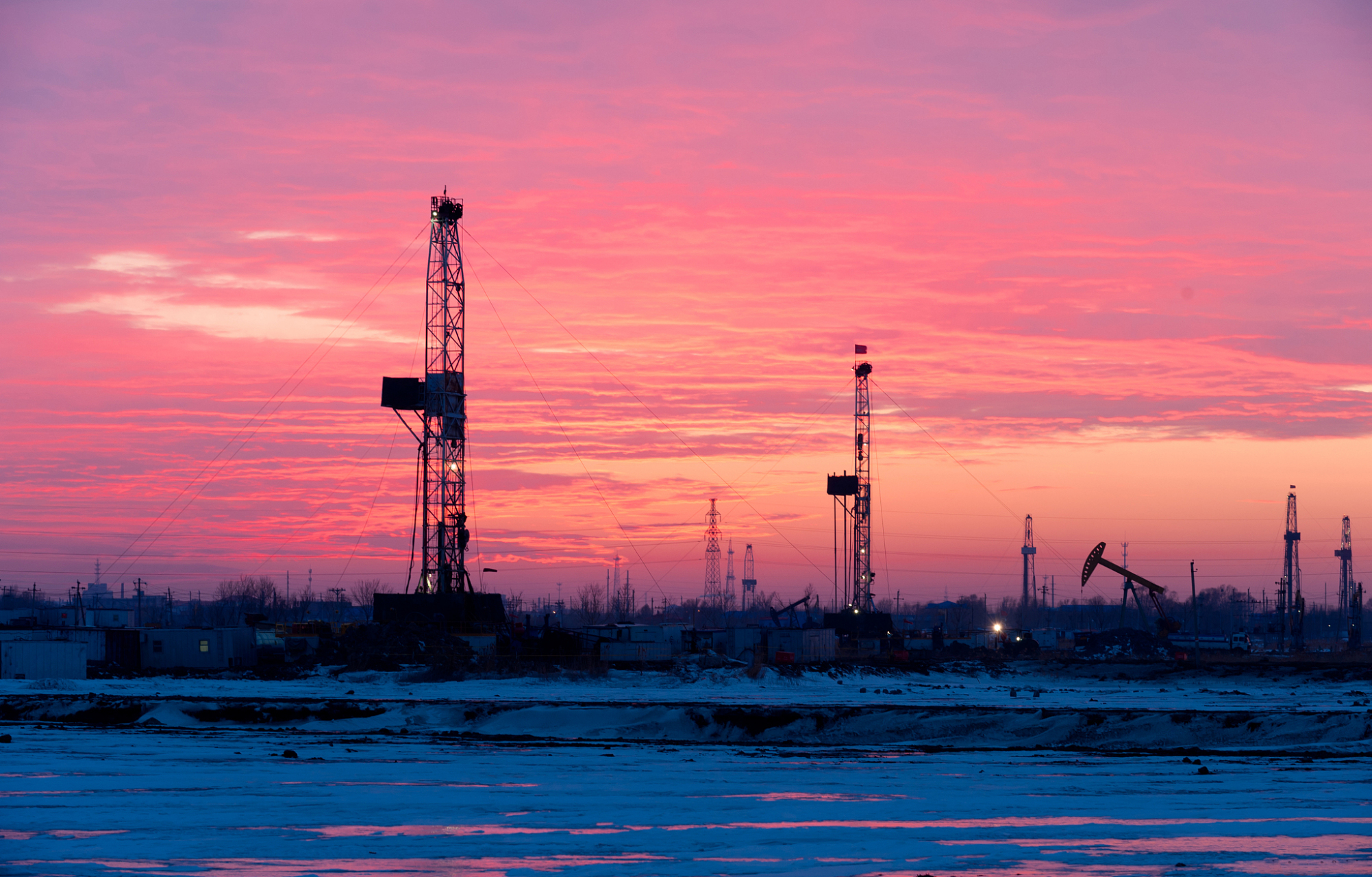 初春的吉林大地尚有残雪,辽阔的松辽平原上,吉林油田的工人们干劲十足