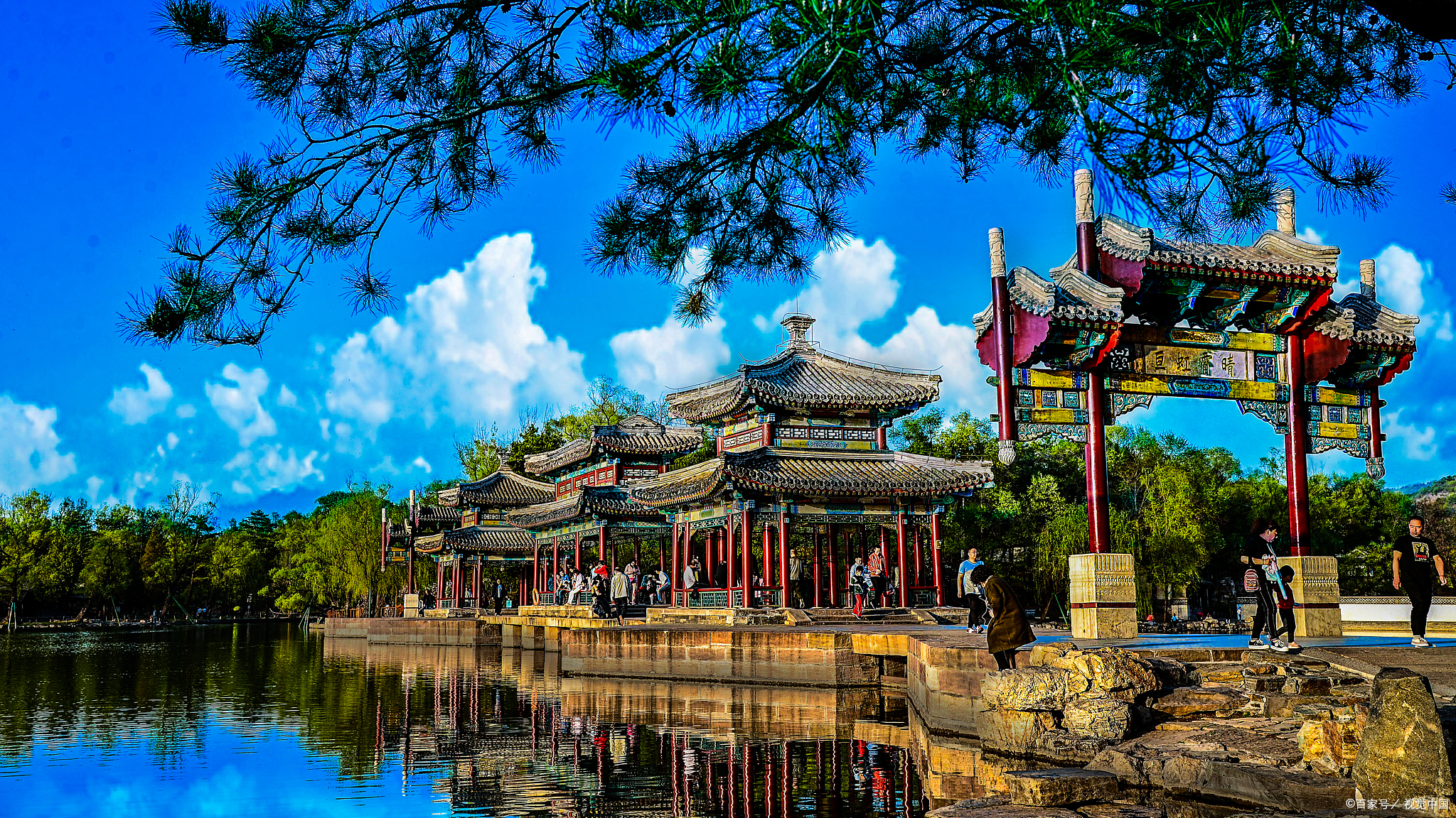 承德避暑山庄:这是清代皇帝的避暑胜地,融合了南北园林艺术的精华既 