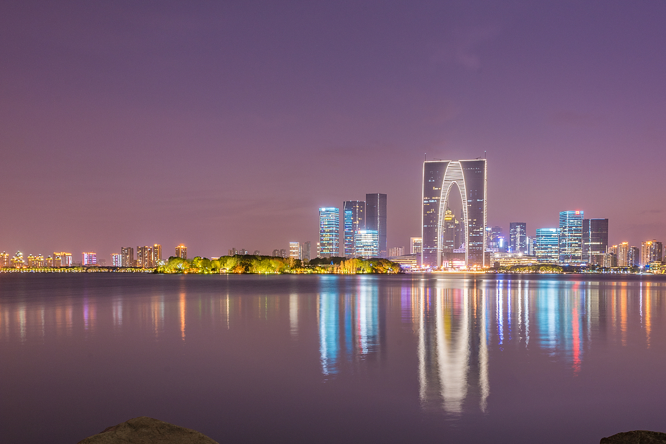 苏州之夜璀璨绽放!金鸡湖畔灯火辉煌,七里山塘街古韵流转