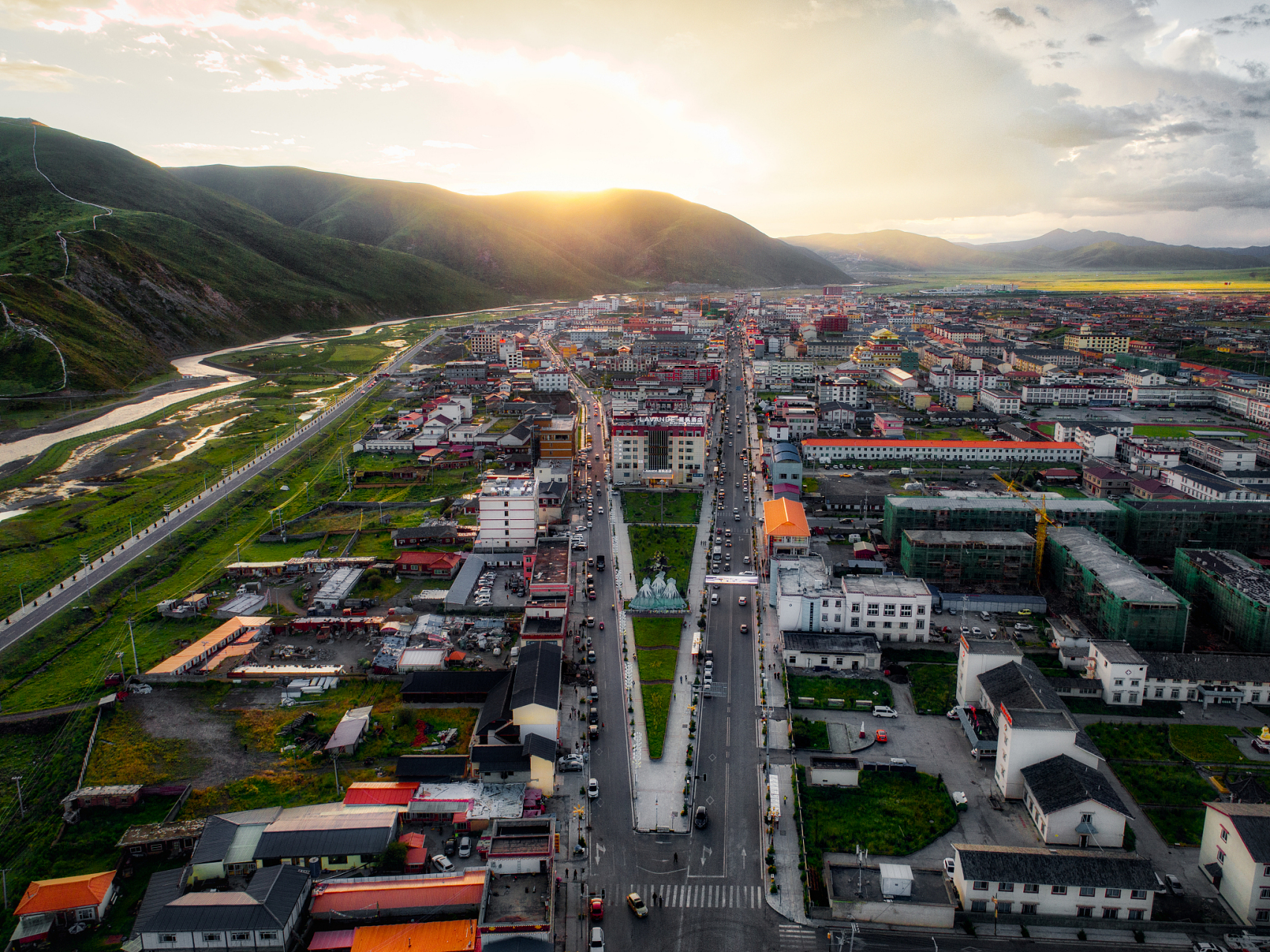 在道孚县城,你可以首先去县城历史文化悠久的地方,例如藏族民俗博物