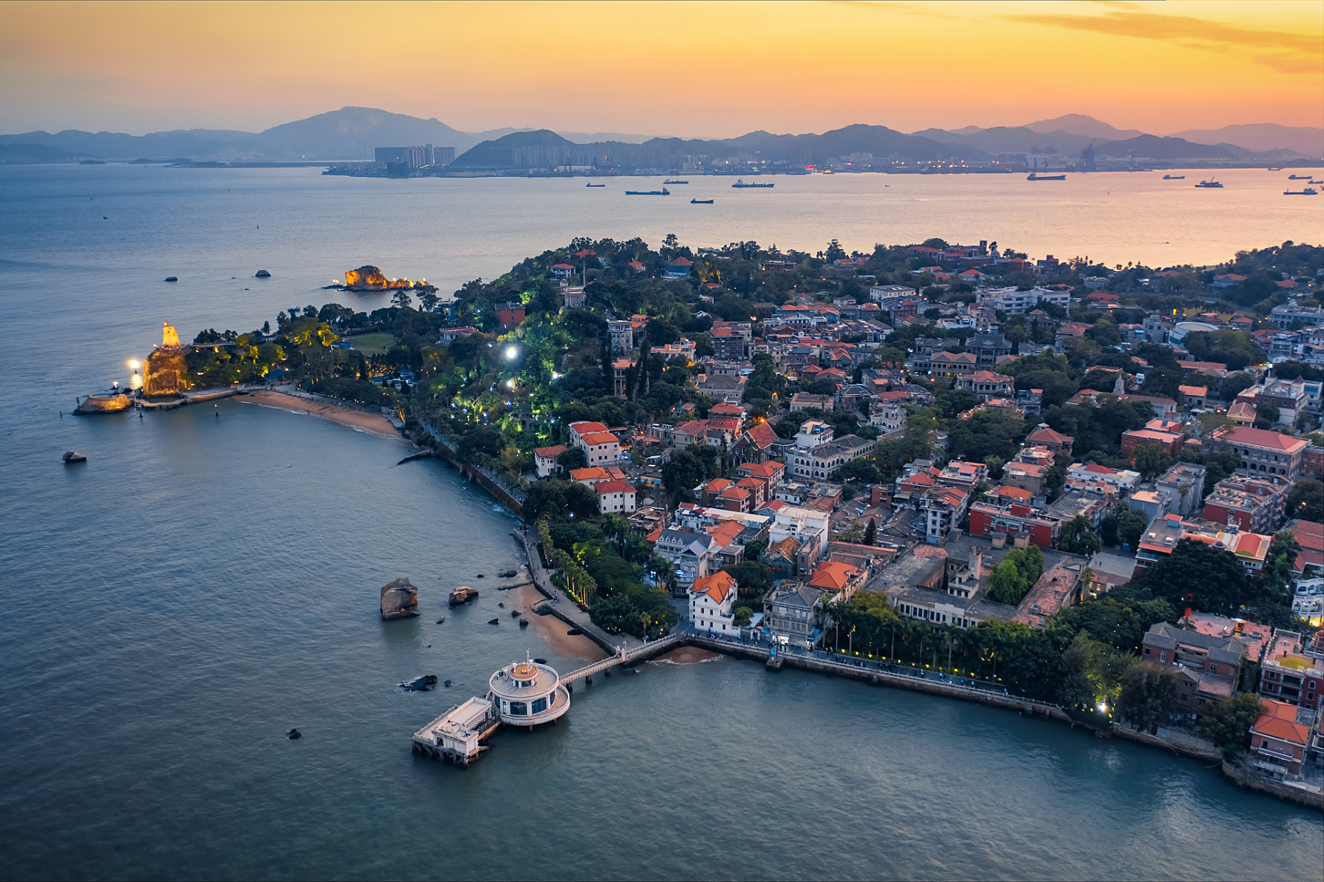 厦门鼓浪屿是一座美丽的海岛,位于福建省厦门市思明区,是中国著名的