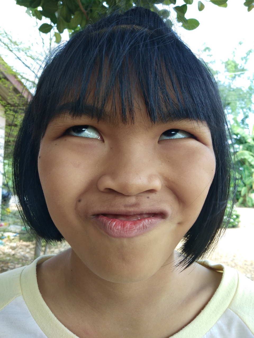 为避免被认为是丑女,女生应注意个人卫生,穿着得体,保养面容,保持苗条