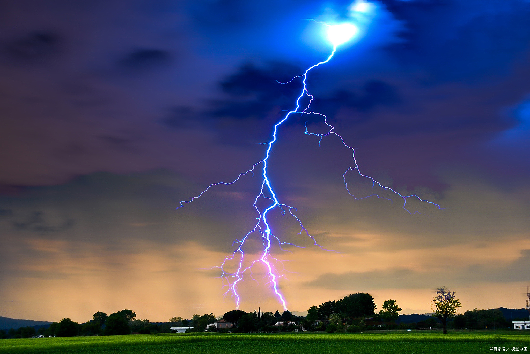 野外空旷处遭遇雷电天气,躲在汽车内还是大树旁相对更安全?