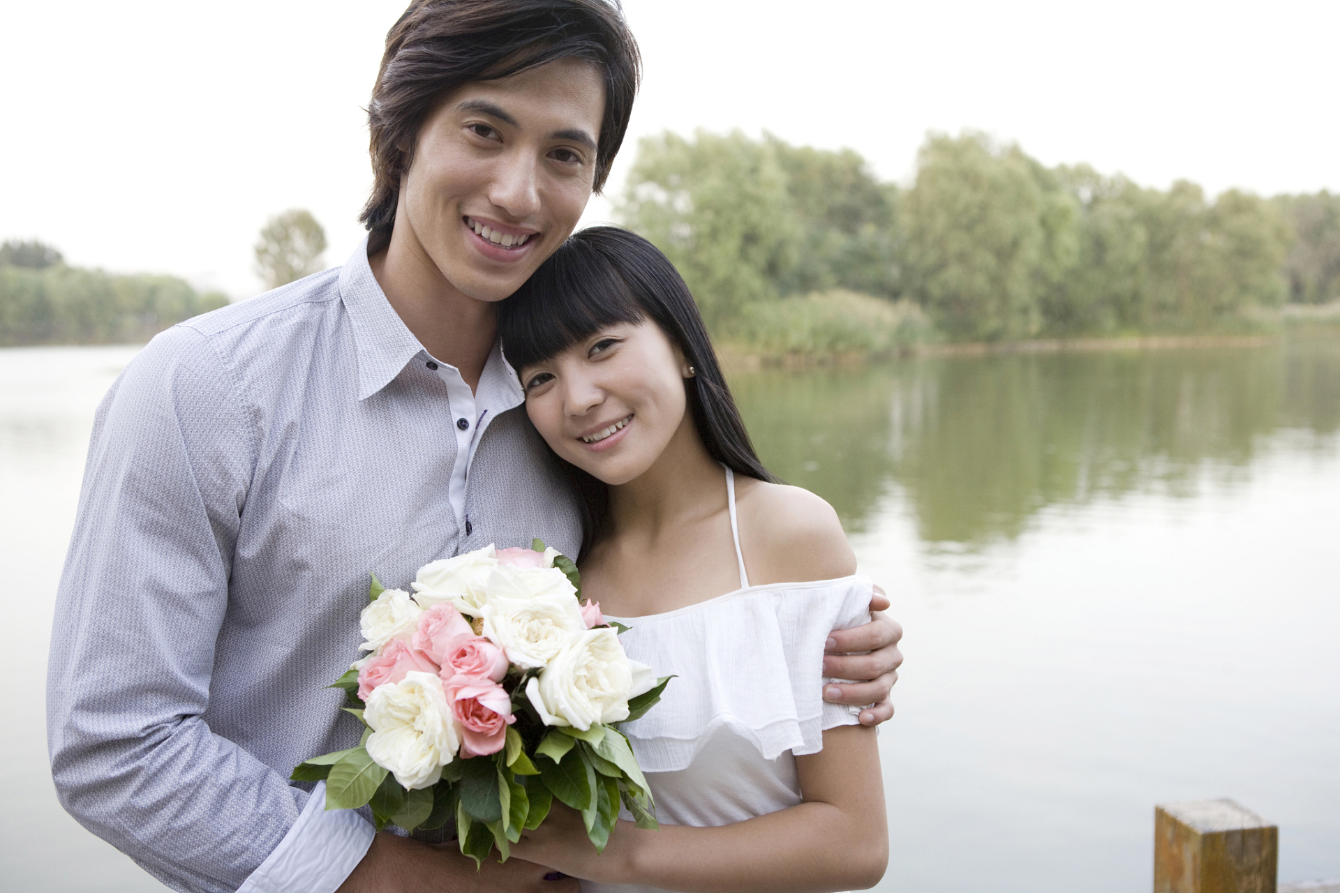 夫妻相亲相爱的家庭是美满幸福的基石.