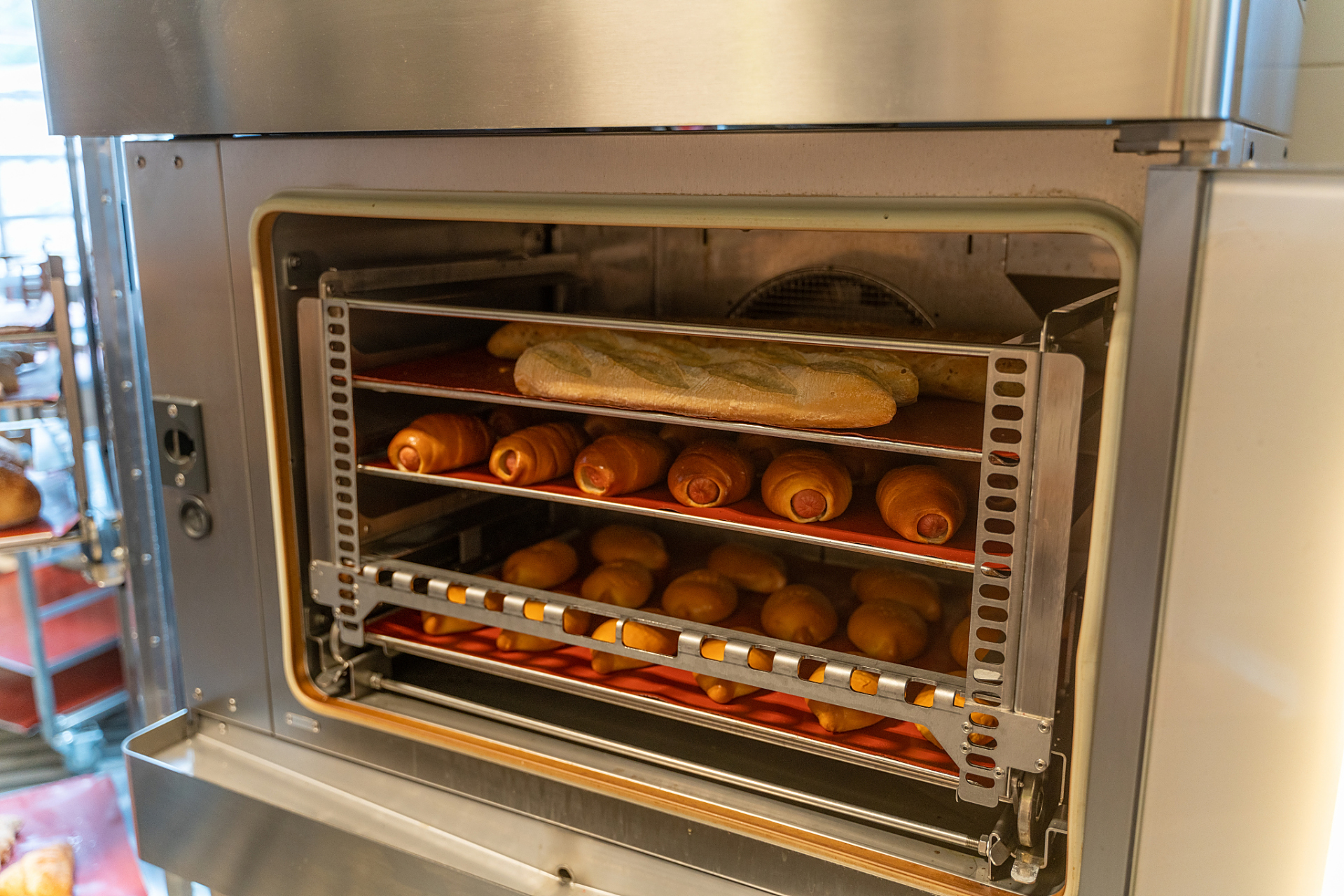 百家新收益# 光波烤箱是一种利用红外线和微波辐射加热食物的烹饪