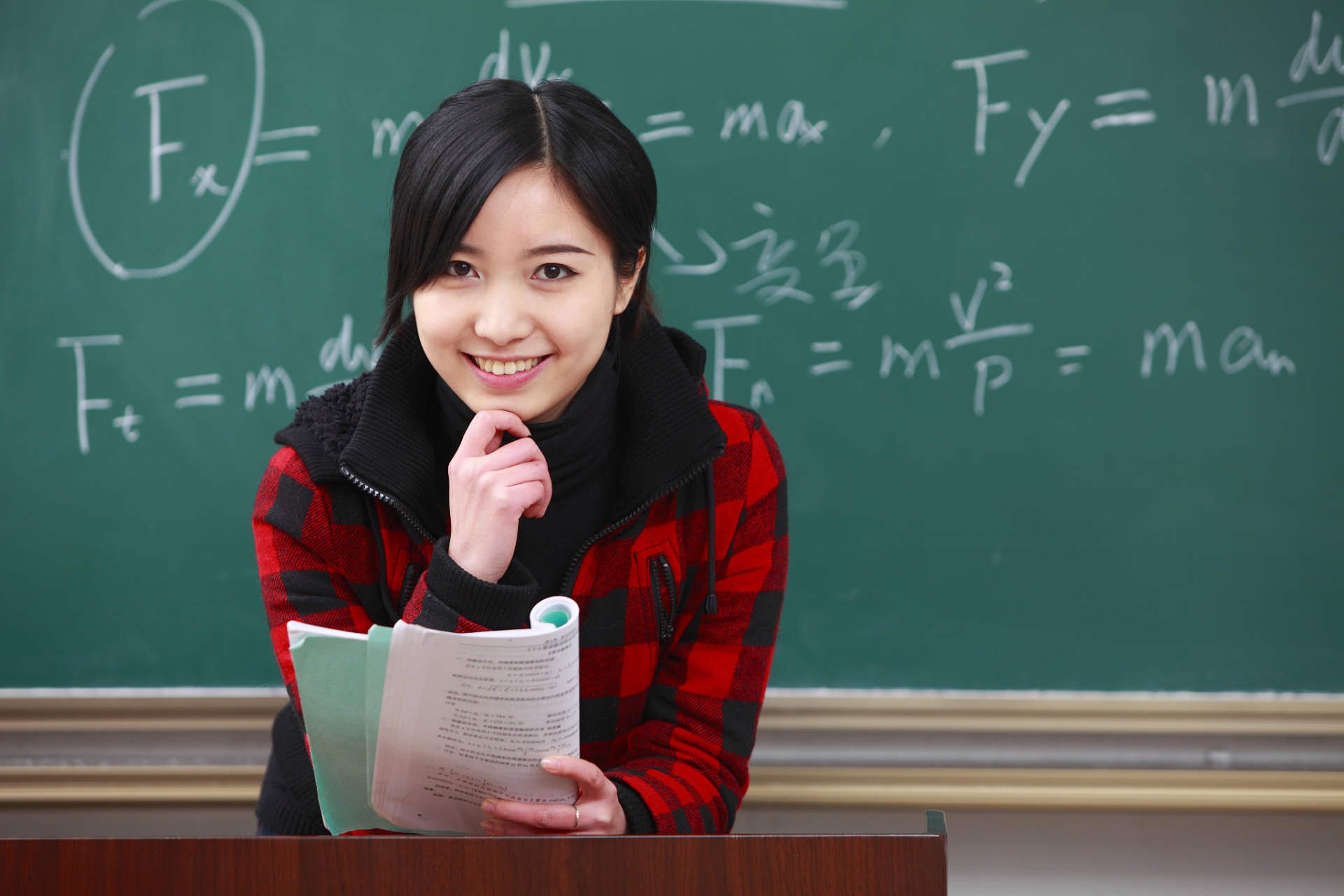 班主任非常严厉,这次一同学考了58分还没及格,他不敢拿回家去.