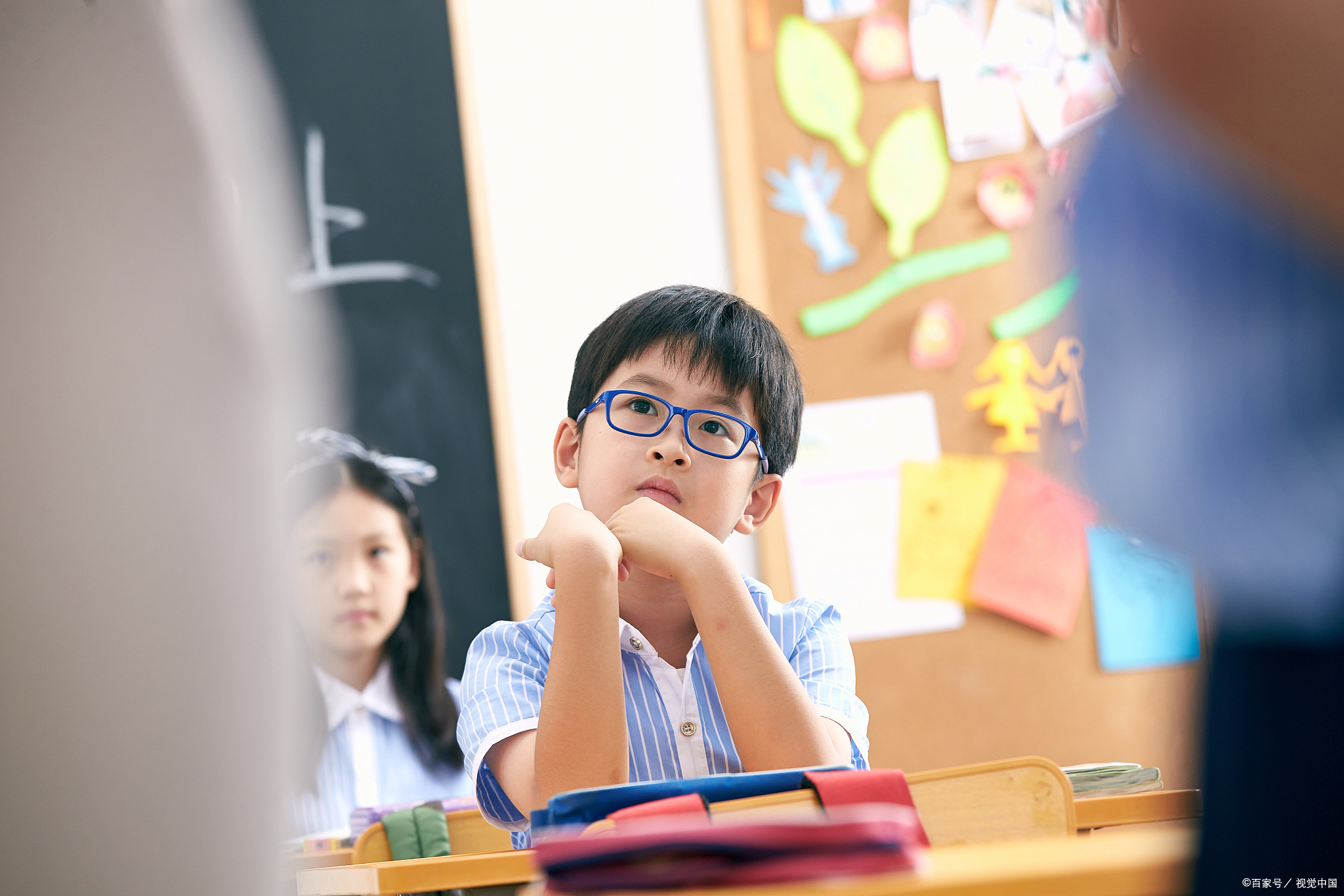 一年级孩子上课总走神?90%家长忽略了“听觉专注力”训练