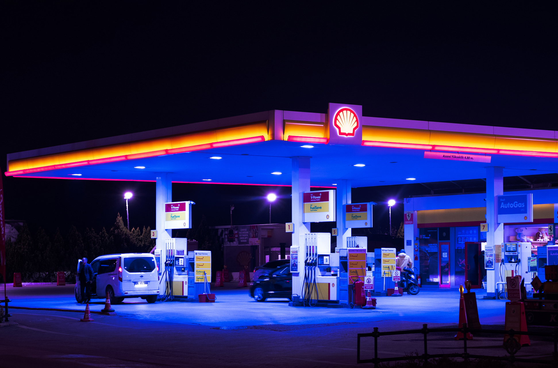 近日,在广东深圳,一加油站汽油发生泄漏喷涌而出,当时,一名工作人员