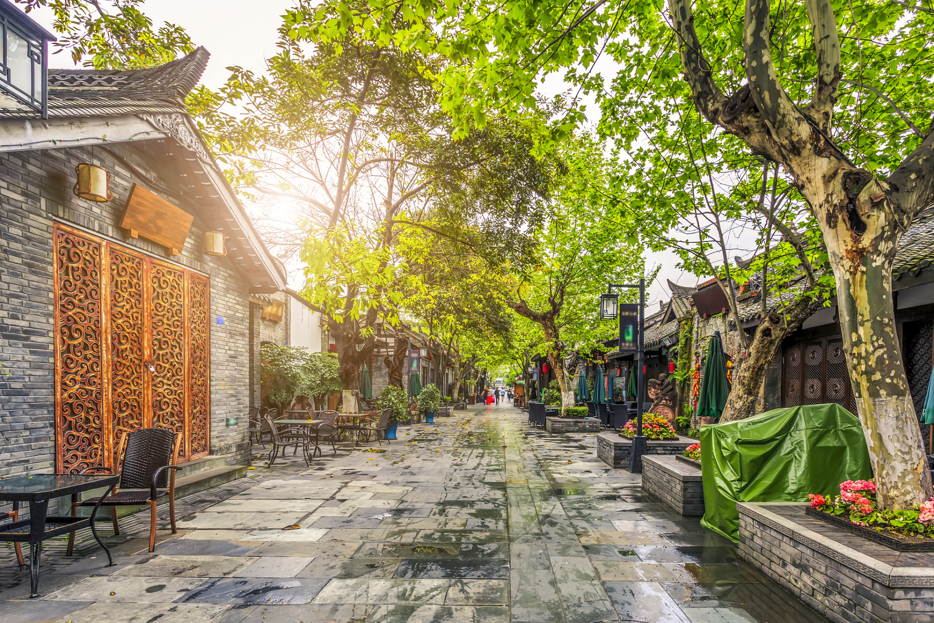 传递创新精神,近日,成都高新区芳草街街道在蓓蕾社区翠园广场开展了"