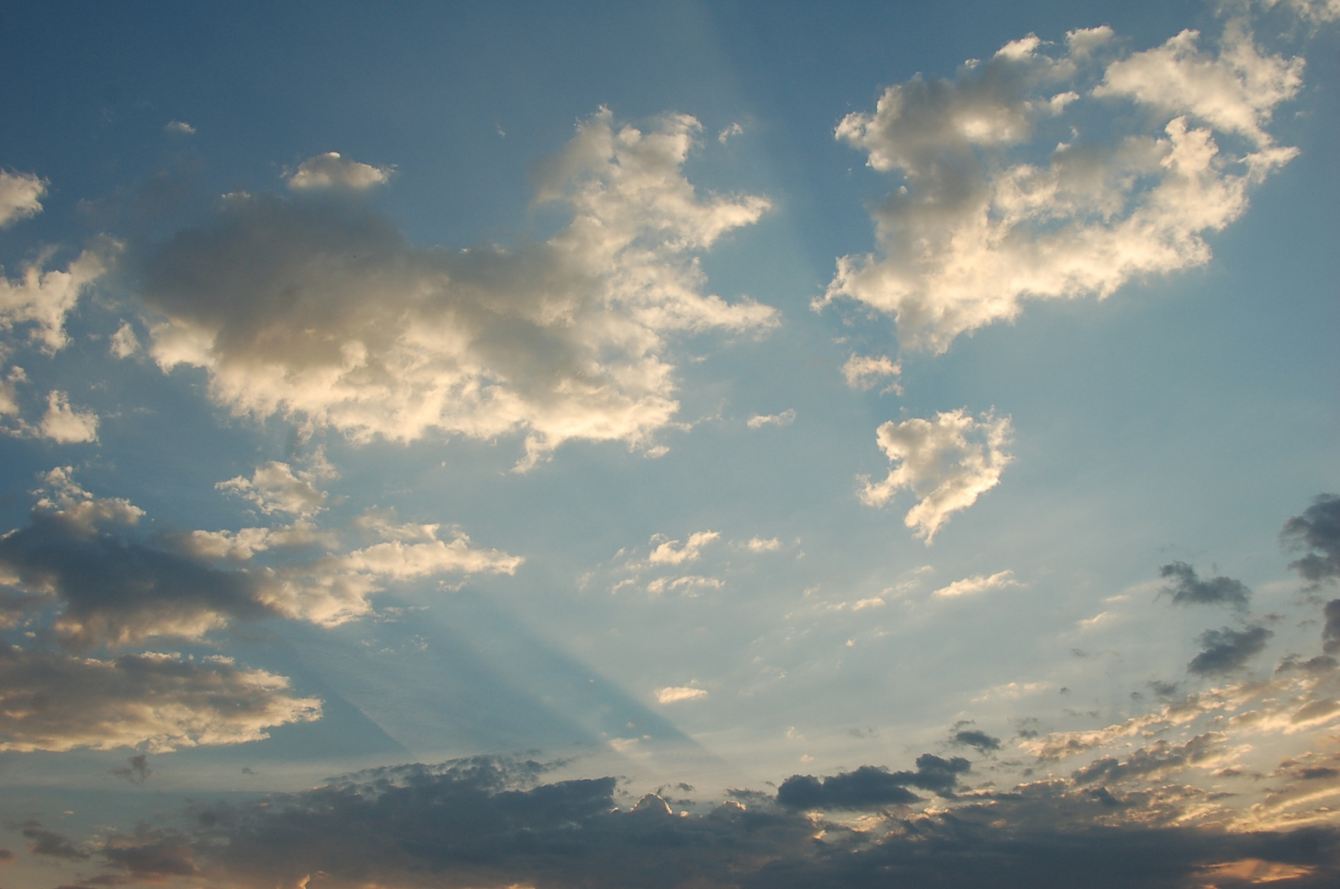 今天是8月12日星期日早安  天空中的云朵悠闲漂浮 太阳升起,照耀着