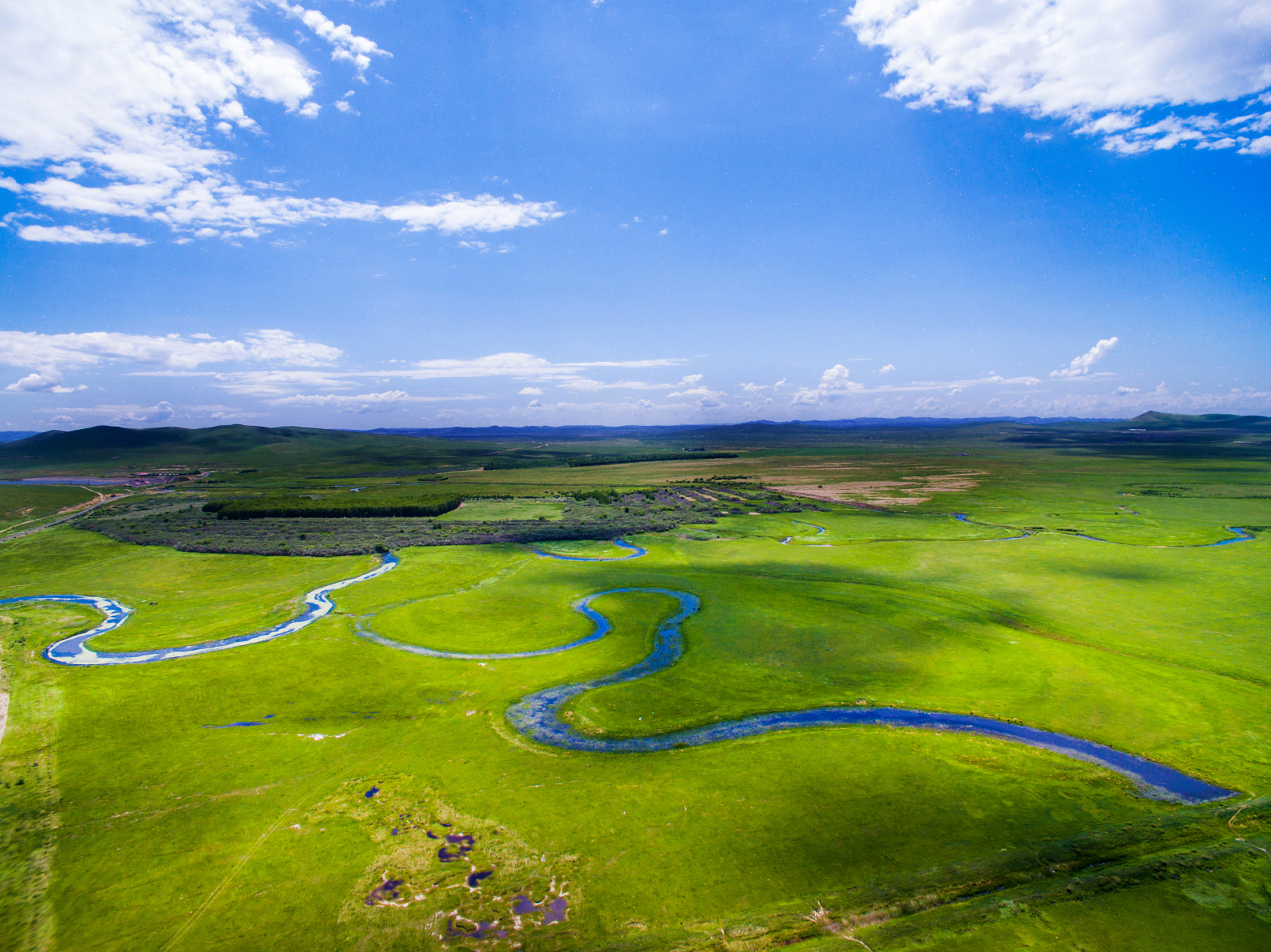 七仙湖草原,位于阿尔山市东北75公里处,是呼伦贝尔草原的一部分.