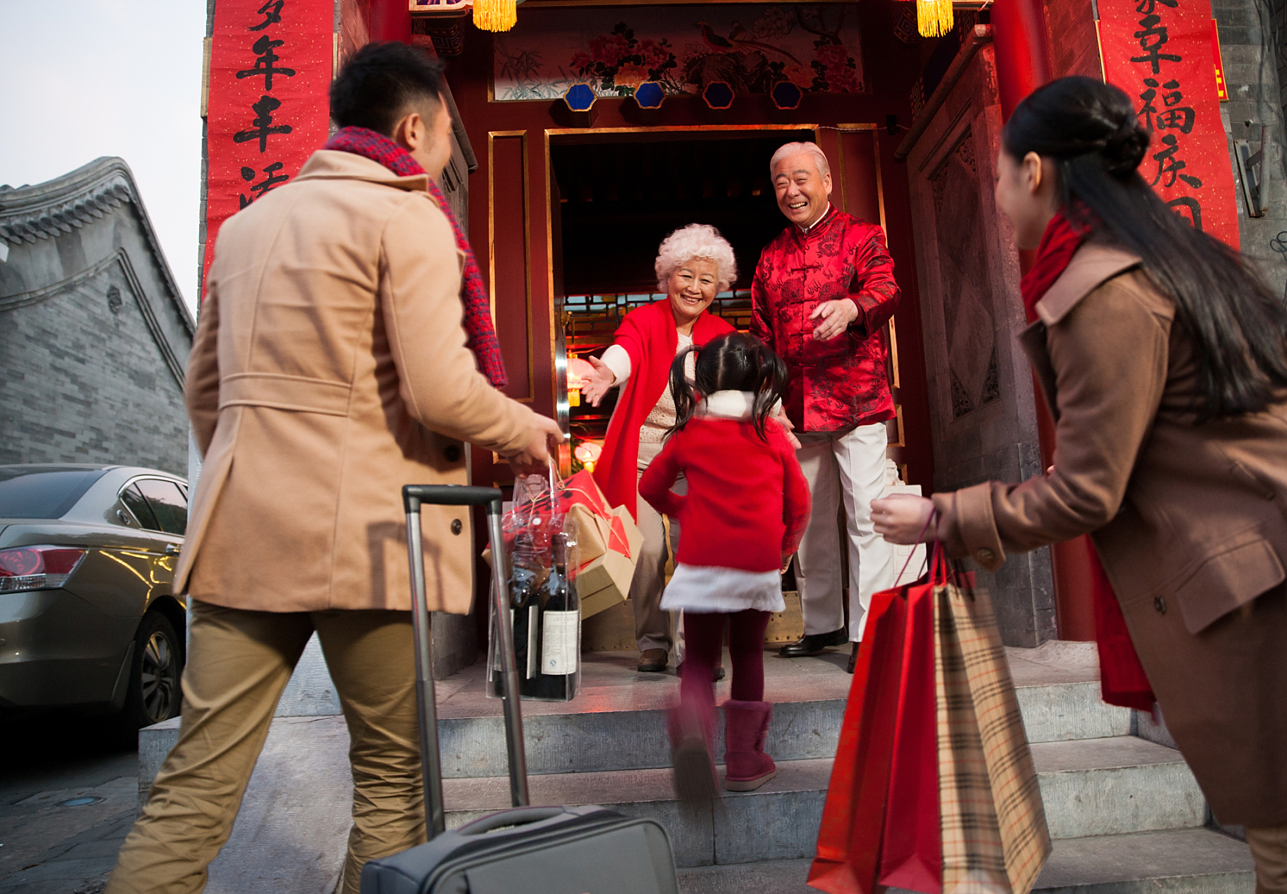 全村小孩挨家挨户拜年,带着袋子收2元压岁钱,这样的拜年太赞了!
