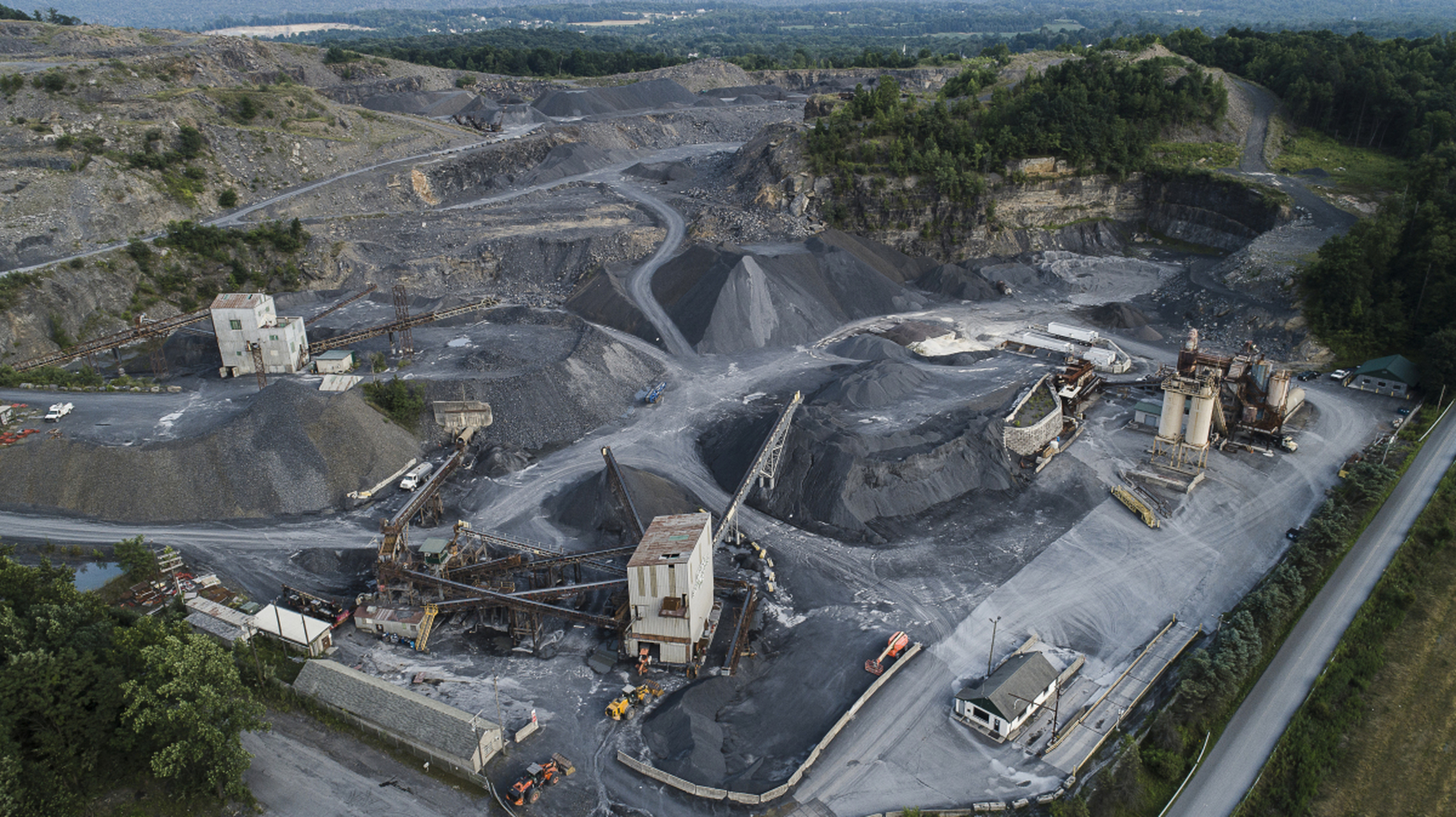 【矿山安全法自什么时候起实施】 是从1993年开始实行的,中华人民共和