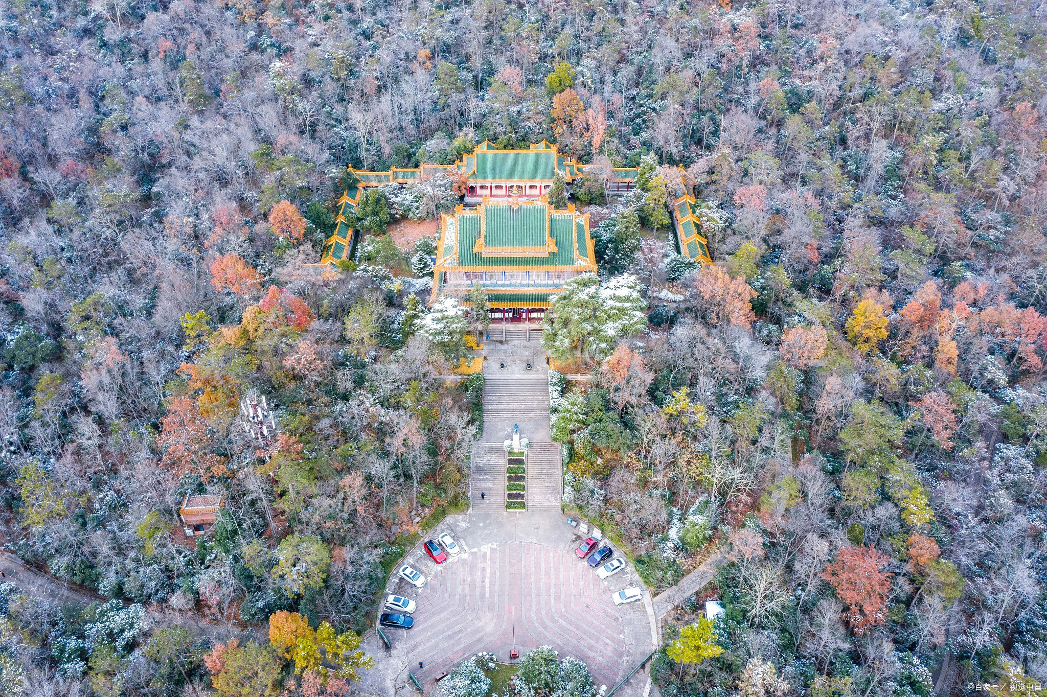 珞珈山原名罗家山,落驾山,位于武汉市武昌区中部,东湖西南岸边,武汉