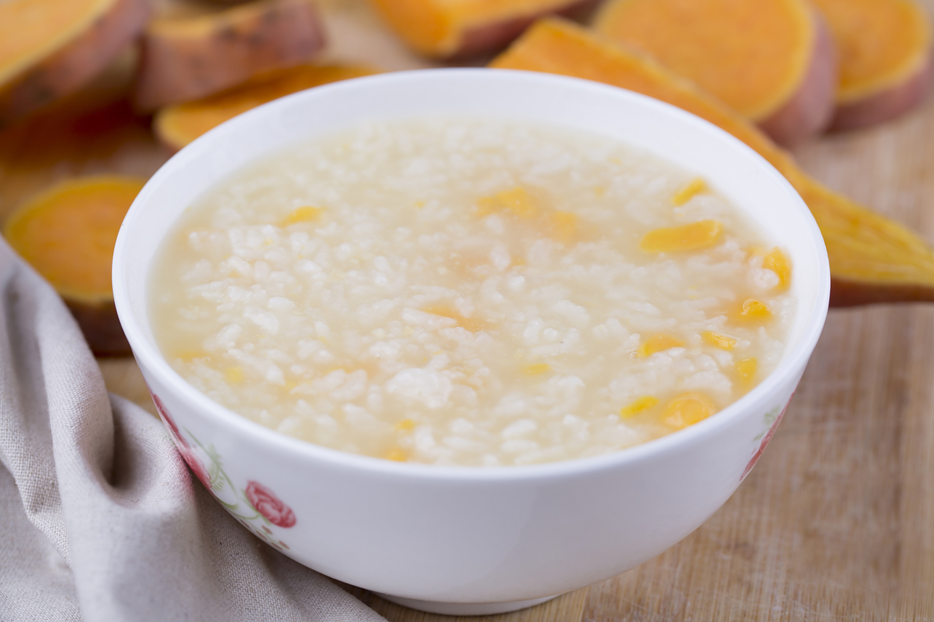 【养颜美食 - 红薯山药粥🥣】红薯和山药富含膳食纤维和植物化合物,