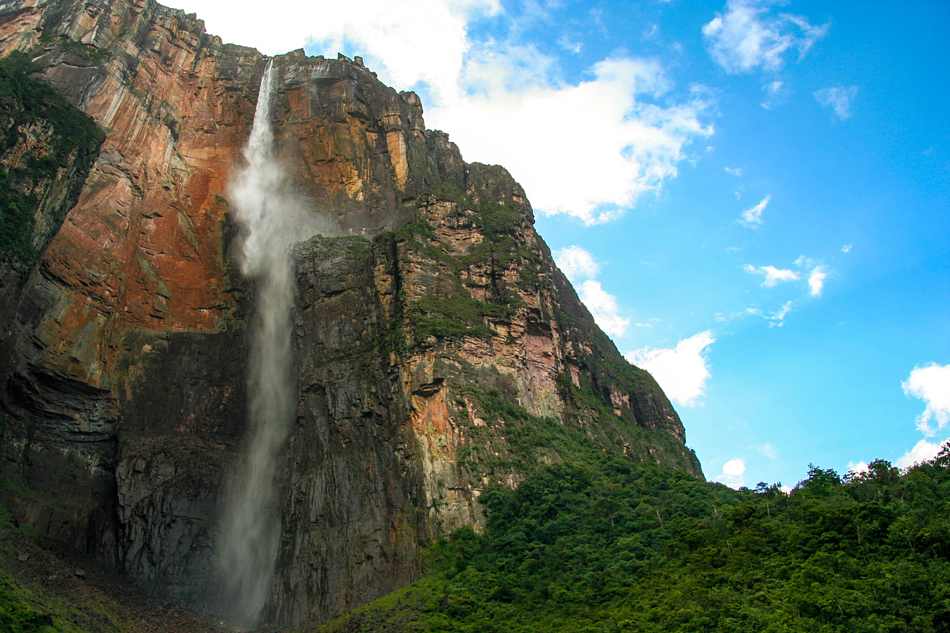 天使瀑布(angel falls),又称安赫尔大瀑布,是位于委内瑞拉南部的一座