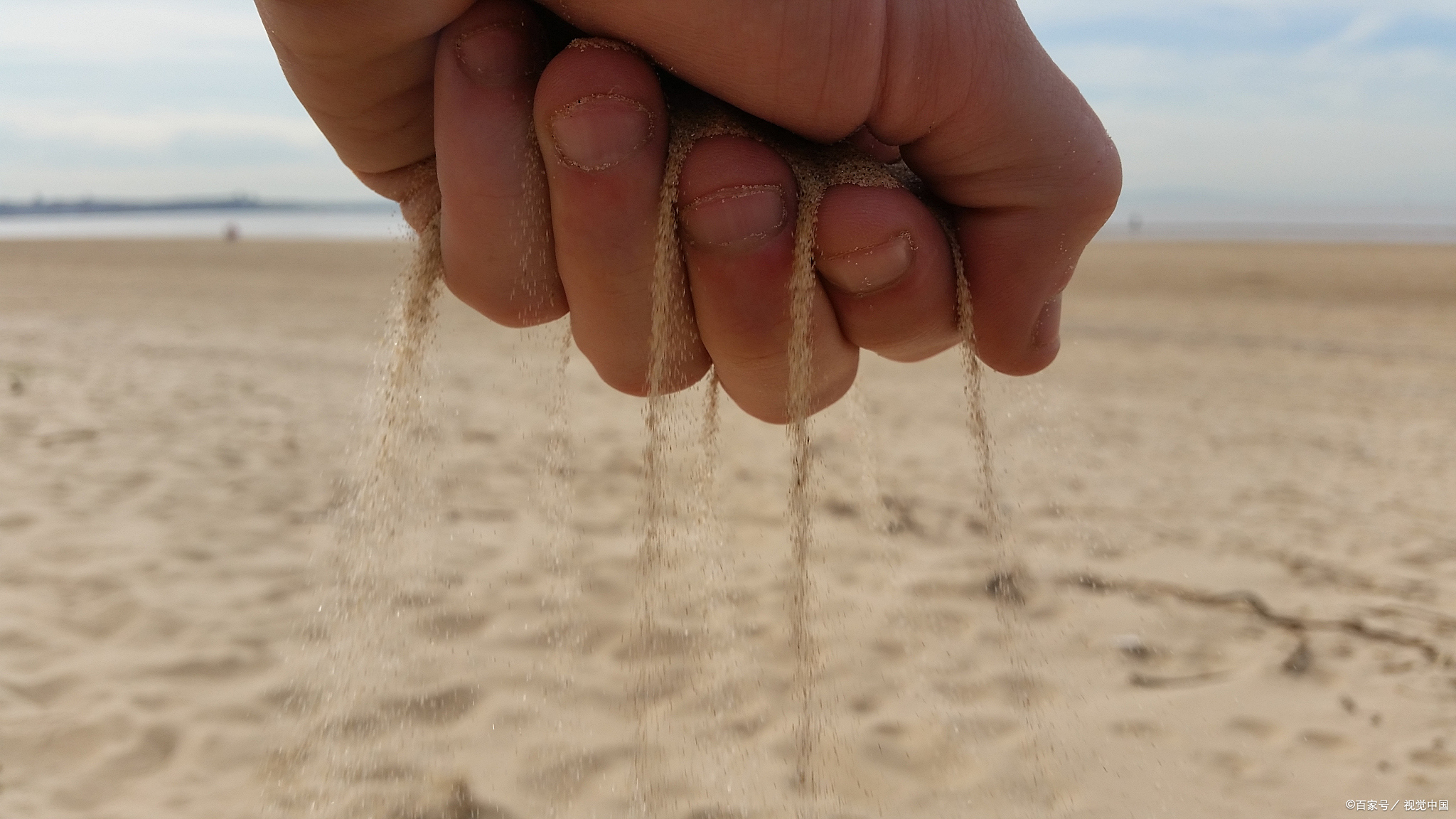 生活,宛如一把攥在手心的沙,细腻而微妙,承载着时间的轻盈与岁月的