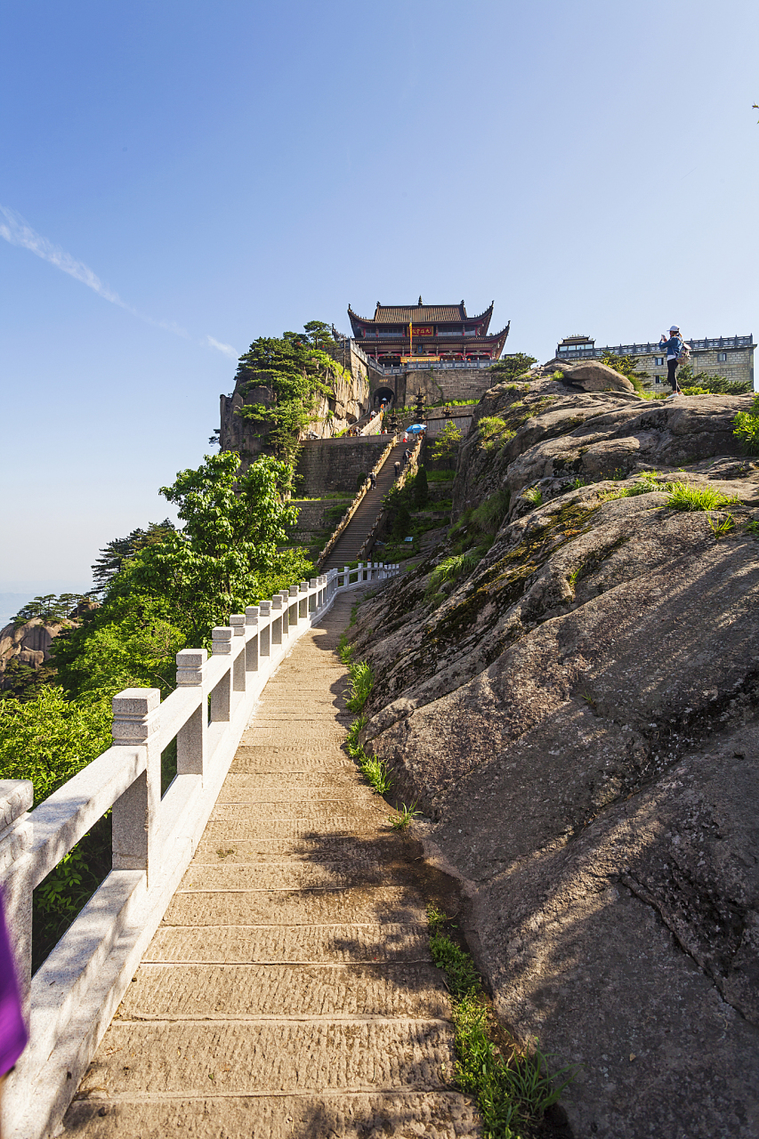近日,《九华山风景区旅游高峰期客流控制和应急管理方案》颁布施行