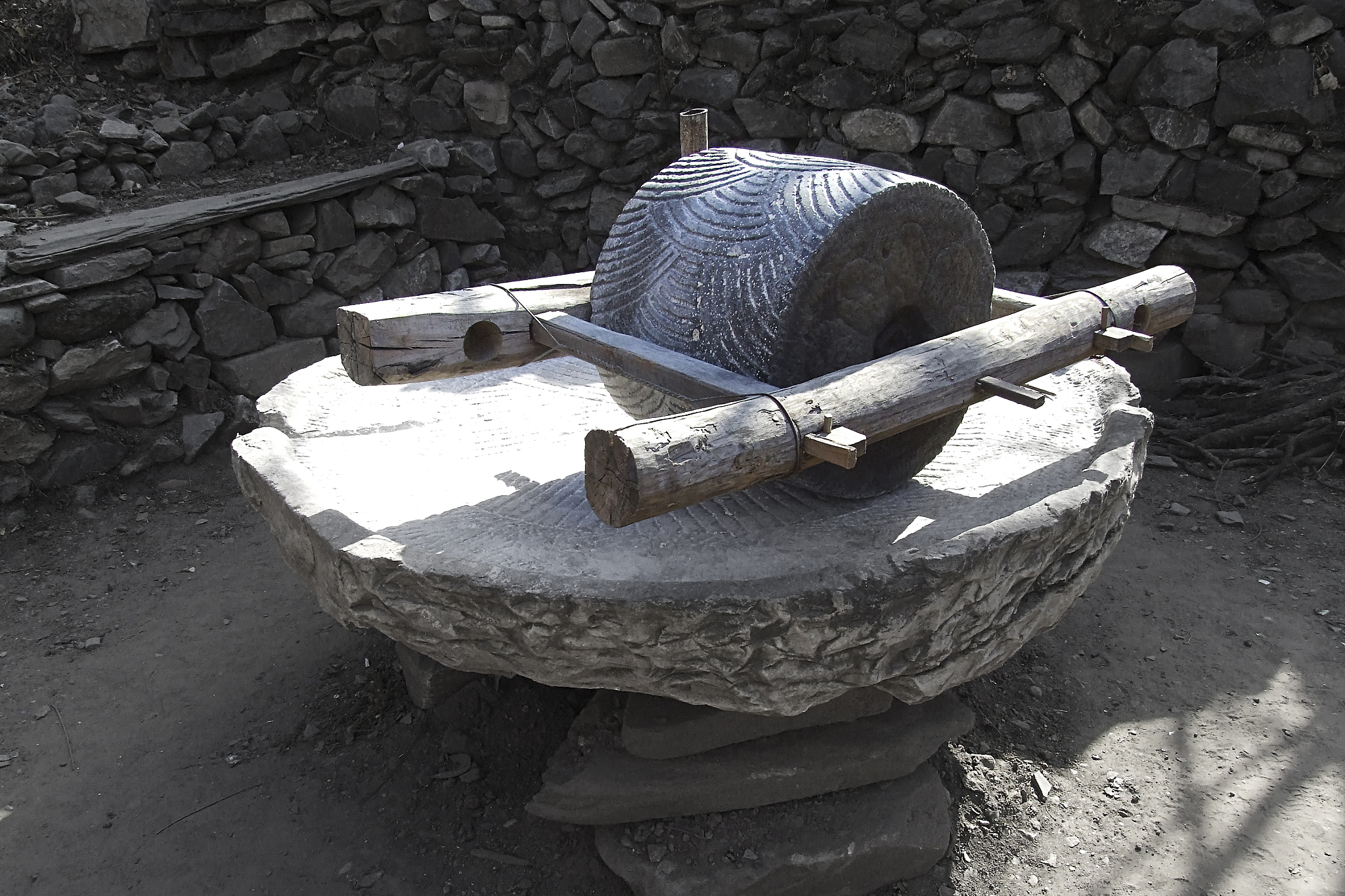 这故事告诉我们:真正的幸福来自内心的满足和良好品德!