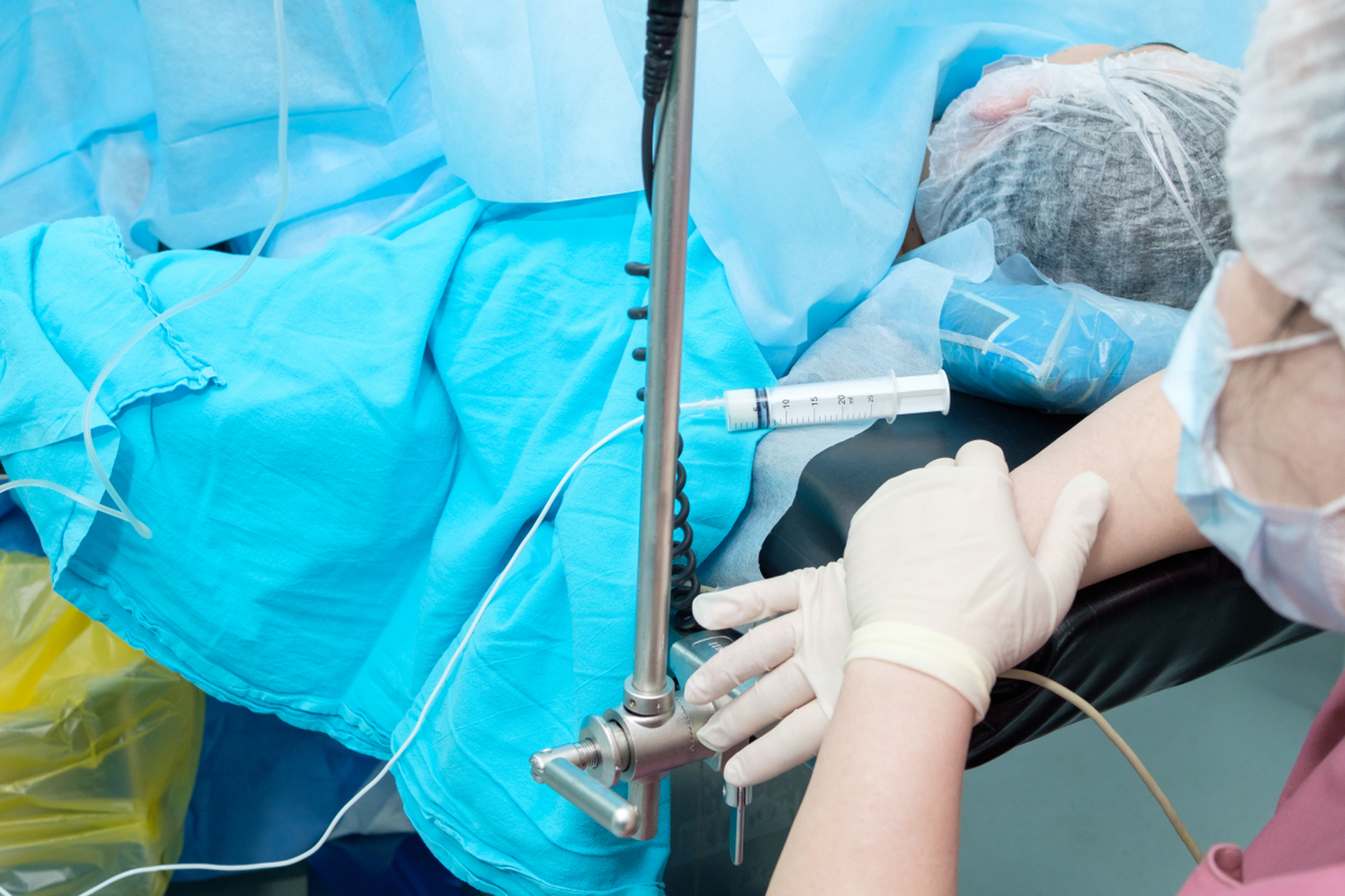 麻醉是通过药物或其他技术来实现的,它产生以下效果:  无痛感觉:麻醉