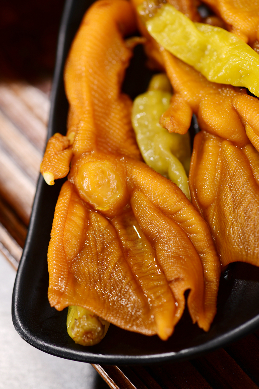 酸辣鸭掌 食材准备:鸭爪适量,生姜一块,蒜瓣几颗,葱一根,八角两颗