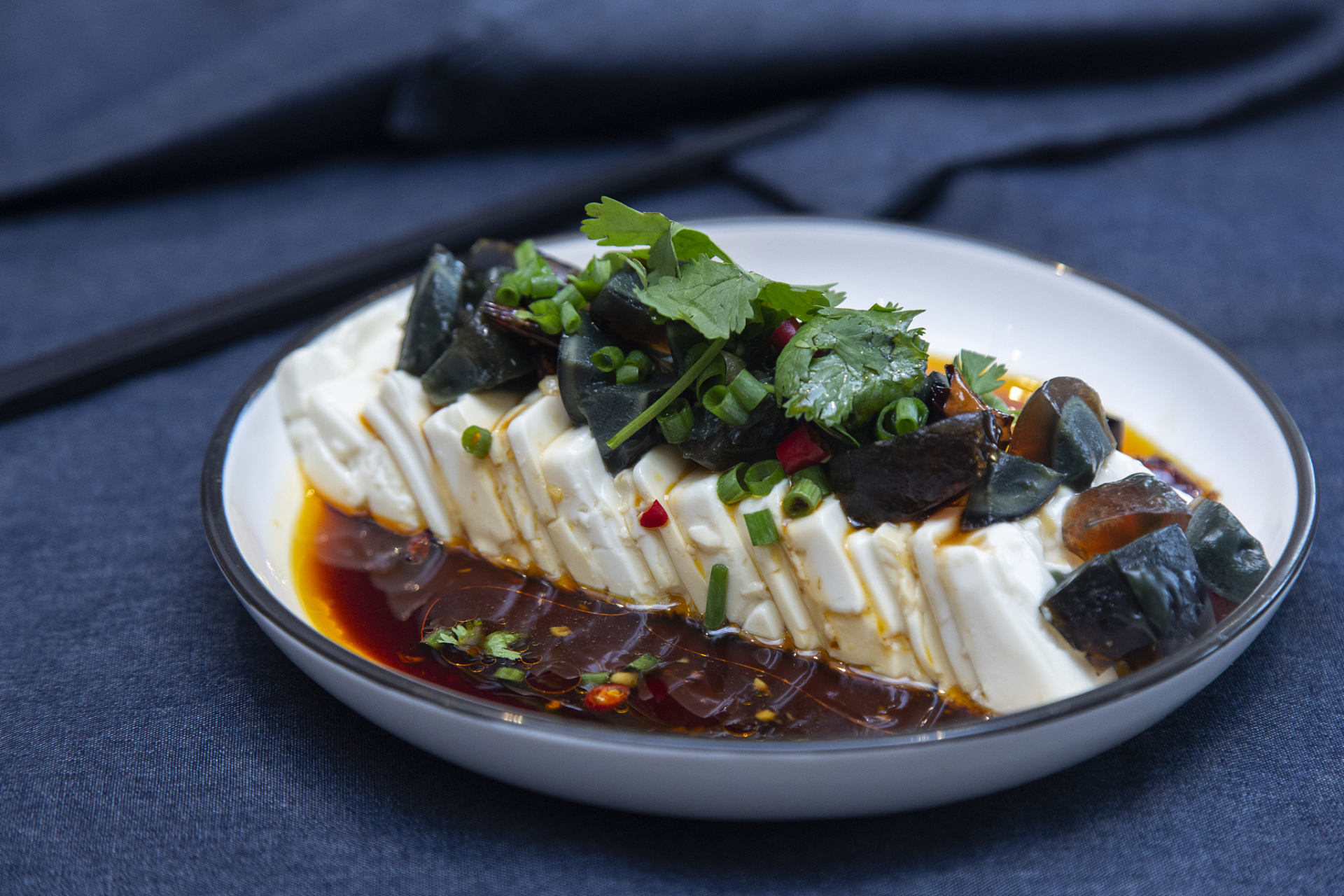 凉拌皮蛋豆腐是一道非常受欢迎的家常菜.