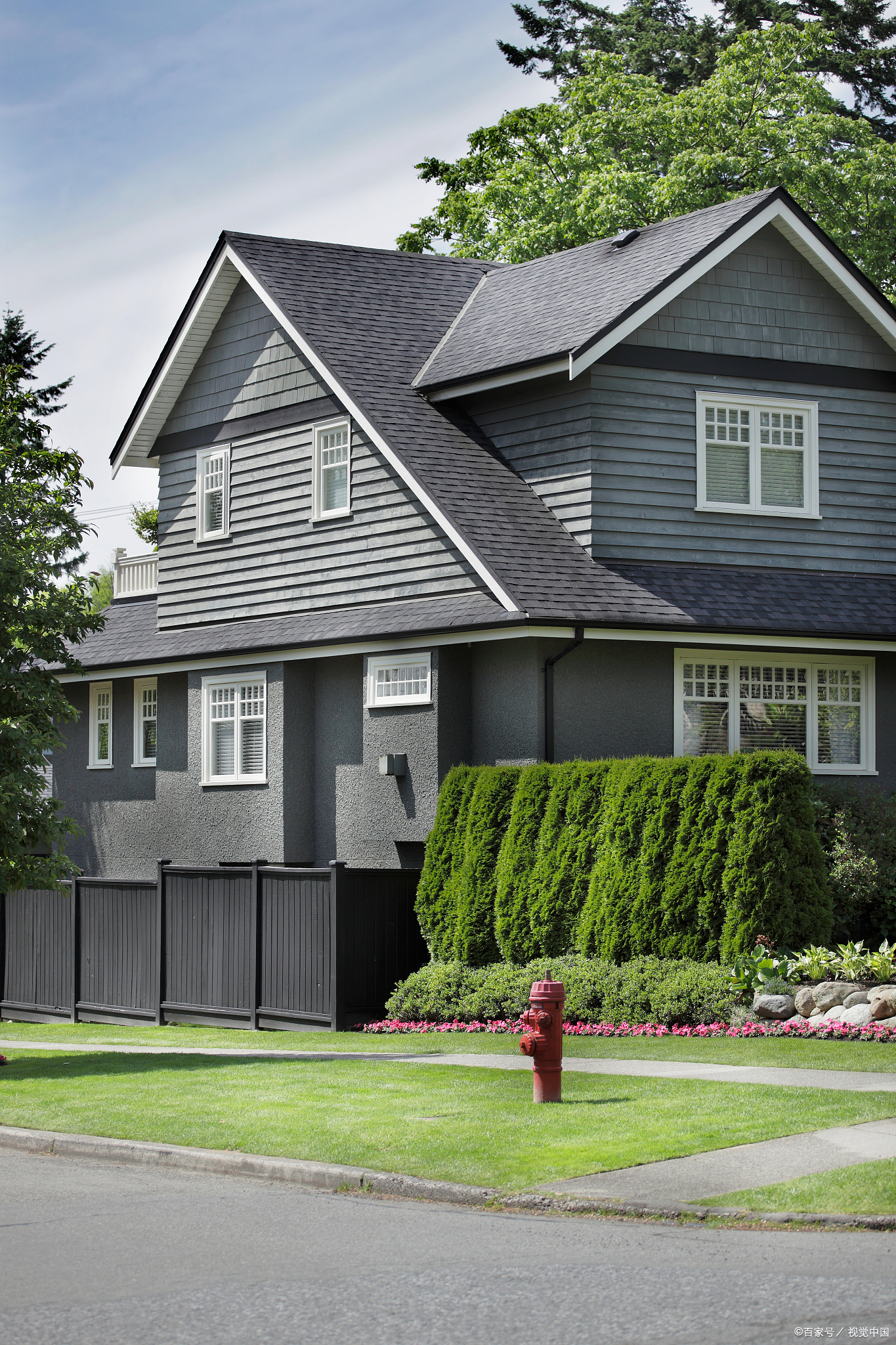 我认识个老哥在深圳住大平层,纽约郊区那栋房子空了五年没住人,每年硬