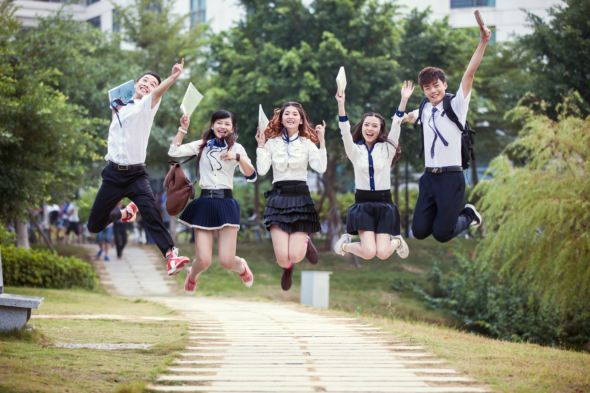 春风轻舞,青春的旋律 追逐岁月,跳动在时光的乐章